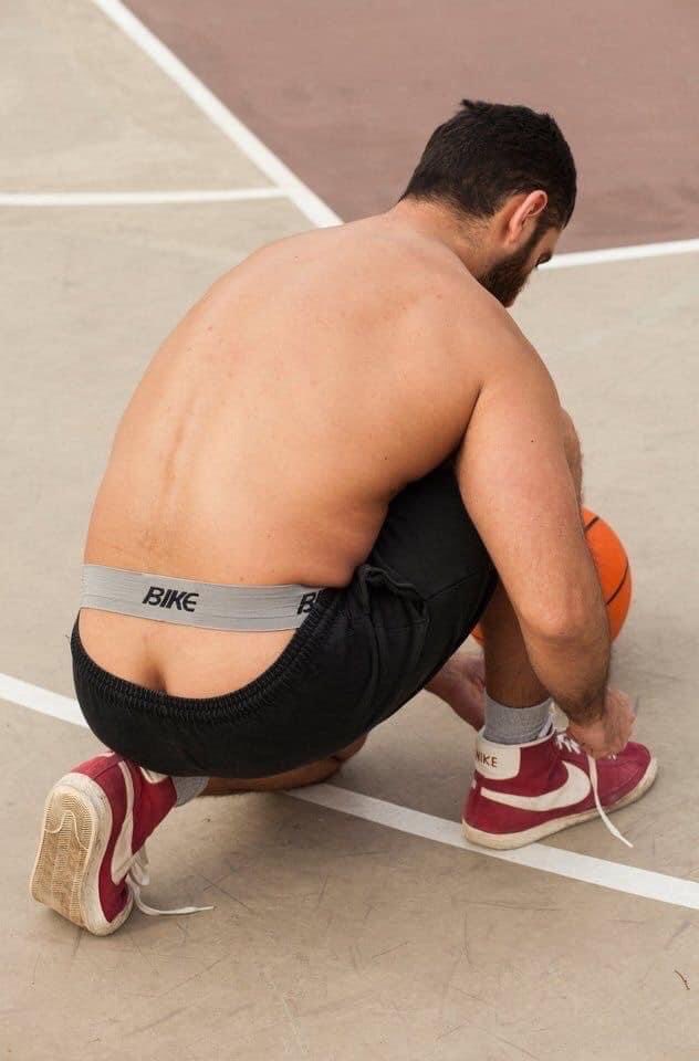 BigDicklatin2's tweet photo. Love to see the strap poking out above the waistband 🔥🔥🔥
#jock #jockstrap #gayjock #homoerotic https://t.co/bzX0kRNVYH