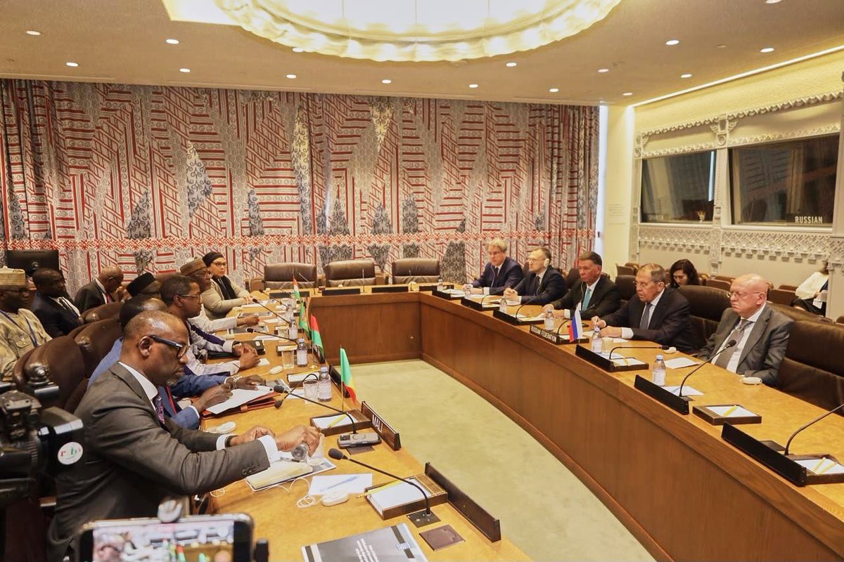 MaliMaeci's tweet photo. Dans le cadre de leur concertation diplomatique régulière,  les Ministres des Affaires étrangères de la Confédération des Etats du Sahel (AES) ont eu, le jeudi 24 septembre 2026, une rencontre avec leur homologue de la Fédération de Russie, Son Excellence Monsieur Sergueï LAVROV.

Passant en revue les axes prioritaires de leur coopération multilatérale  en lien avec les trois piliers de la Confédération AES, les Ministres ont eu des échanges fructueux notamment sur des questions de renforcement de la coopération sécuritaire, du développement économique, du renforcement des capacités des ressources humaines, du partenariat dans le domaine médiatique ainsi que les mécanismes opérationnels de suivi de leur coopération. Ils ont également examiné les velléités géopolitiques actuelles visant les pays de la Confédération AES.

Les Ministres des Affaires étrangères de la Confédération AES et leur homologue russe se sont félicités de l’excellence de leur partenariat multilatéral, fondé sur une forte volonté commune de diversifier et de renforcer cette coopération dans tous les domaines d’intérêt commun, dans un esprit de solidarité, de respect mutuel et de prospérité partagée. 

Bureau de l’Information et de la Presse/MAECI.