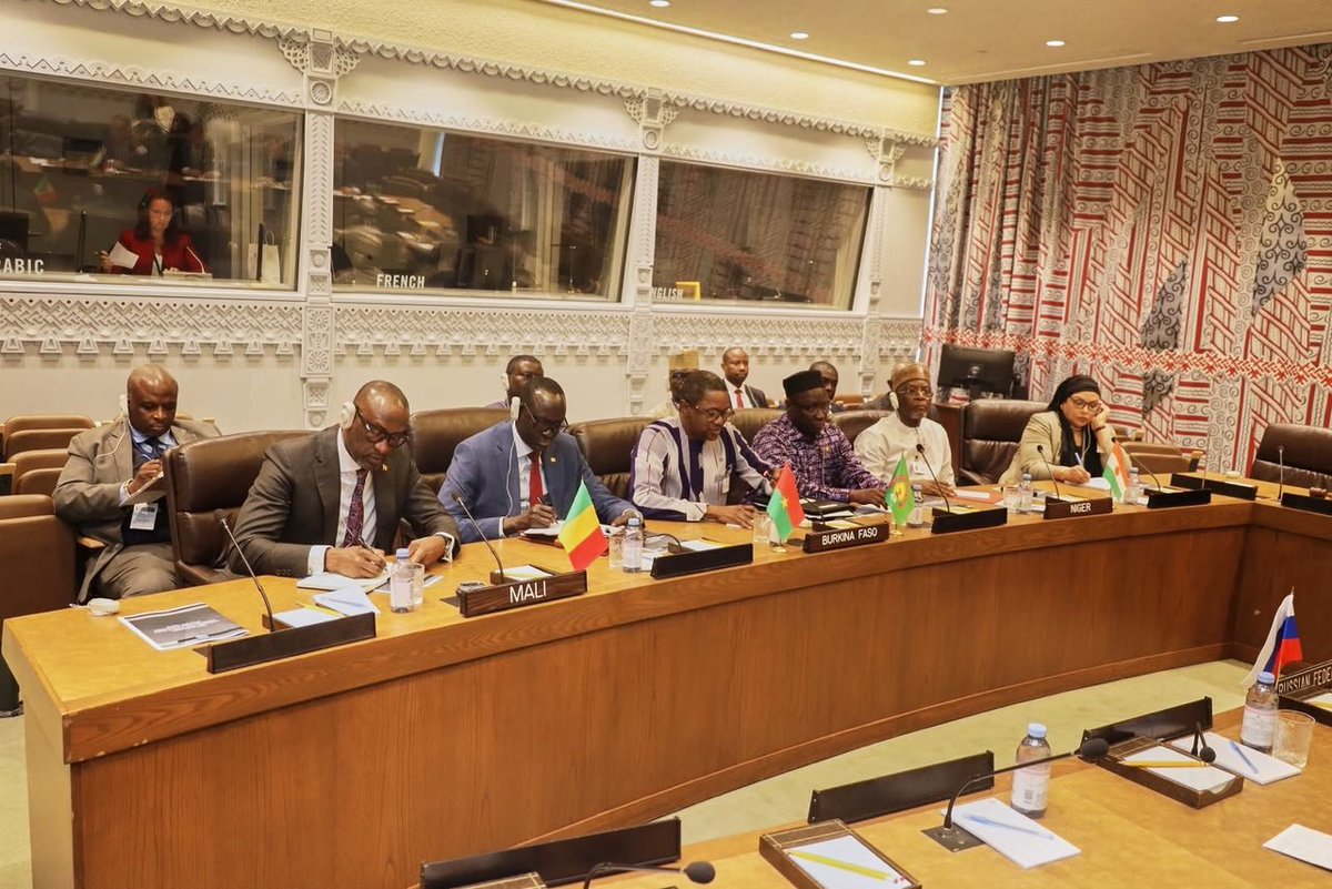 MaliMaeci's tweet photo. Dans le cadre de leur concertation diplomatique régulière,  les Ministres des Affaires étrangères de la Confédération des Etats du Sahel (AES) ont eu, le jeudi 24 septembre 2026, une rencontre avec leur homologue de la Fédération de Russie, Son Excellence Monsieur Sergueï LAVROV.

Passant en revue les axes prioritaires de leur coopération multilatérale  en lien avec les trois piliers de la Confédération AES, les Ministres ont eu des échanges fructueux notamment sur des questions de renforcement de la coopération sécuritaire, du développement économique, du renforcement des capacités des ressources humaines, du partenariat dans le domaine médiatique ainsi que les mécanismes opérationnels de suivi de leur coopération. Ils ont également examiné les velléités géopolitiques actuelles visant les pays de la Confédération AES.

Les Ministres des Affaires étrangères de la Confédération AES et leur homologue russe se sont félicités de l’excellence de leur partenariat multilatéral, fondé sur une forte volonté commune de diversifier et de renforcer cette coopération dans tous les domaines d’intérêt commun, dans un esprit de solidarité, de respect mutuel et de prospérité partagée. 

Bureau de l’Information et de la Presse/MAECI.
