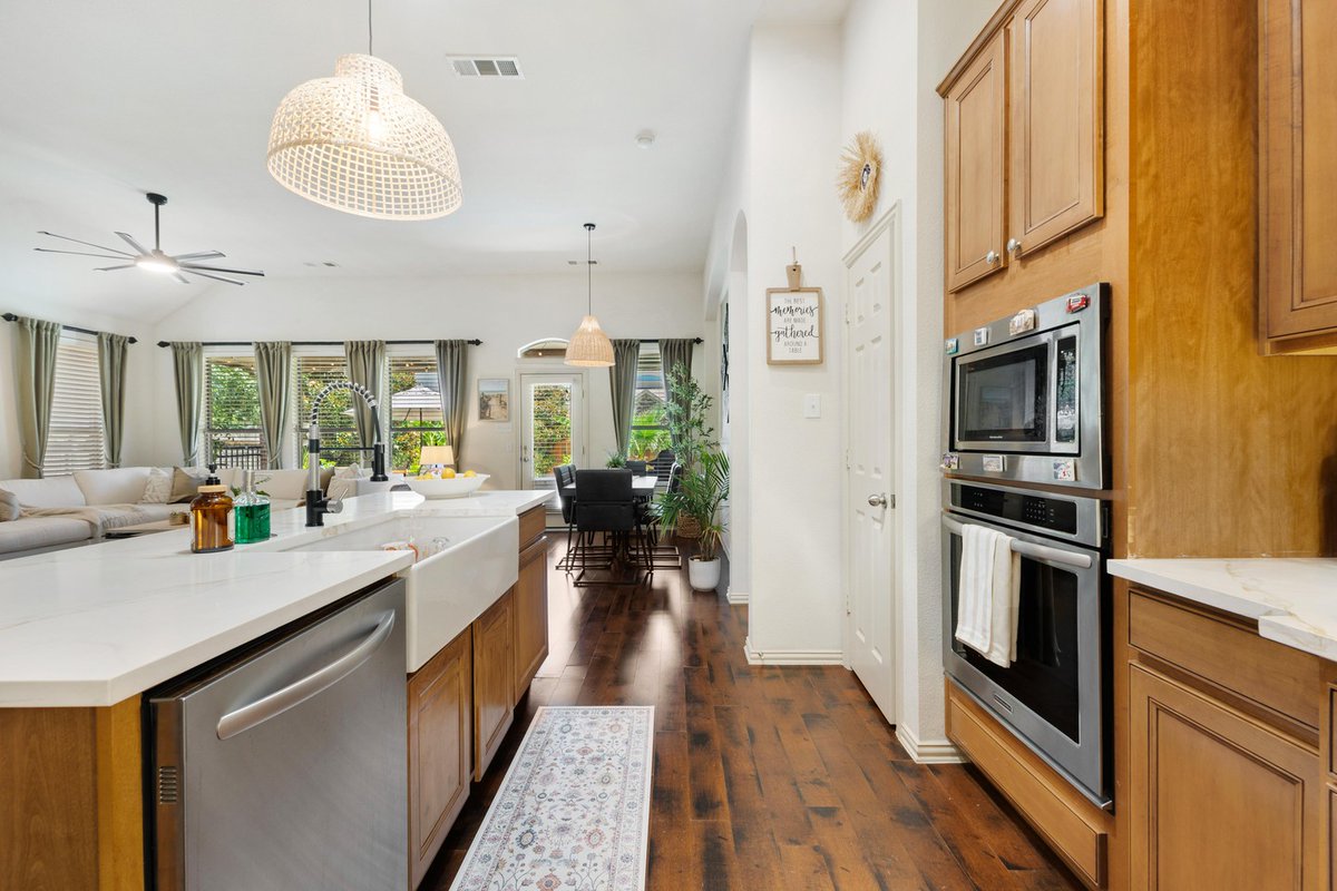 LesterPuyear's tweet photo. Golden hour makes every detail shine. From textured counters to calm living spaces, we capture what makes each home special—images that make buyers pause and look closer. Make your next listing stand out. https://t.co/91FQbcknLm