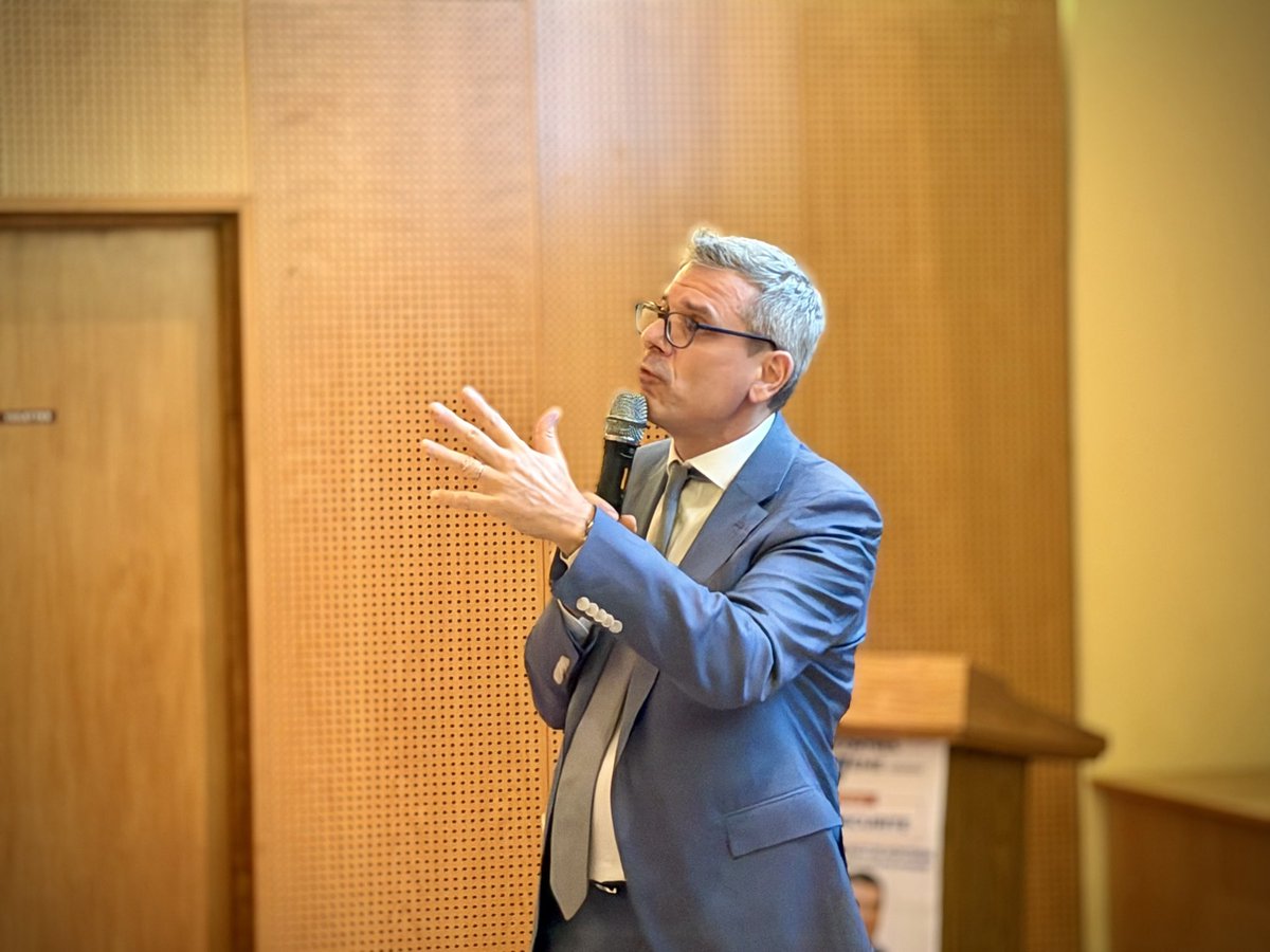 EricPAUGET1's tweet photo. Les Rencontres de la 7e avec @MontbrialAvocat 📸

Merci à tous d’être venus si nombreux pour cette conférence consacrée à la sécurité et au délitement de l’autorité de l’État. Un sujet majeur, au cœur des préoccupations de nos concitoyens.

Au-delà de cette conférence particulièrement enrichissante, cette rencontre a également été l’occasion de poursuivre les échanges sur le terrain.

🔹 Aux côtés de nos policiers municipaux d’Antibes, nous avons découvert leur Centre de Supervision Urbain (CSU), afin d’évoquer les atouts de ces équipements, mais aussi les pistes d’amélioration.

🔹 Nous avons également rencontré les équipes de Videtics, entreprise de Sophia Antipolis spécialisée dans la sûreté en temps réel et la vidéosurveillance par intelligence artificielle.

Des échanges concrets et précieux pour continuer à faire avancer la sécurité de nos concitoyens, en lien avec les acteurs de terrain et les entreprises qui innovent dans ce domaine 🇫🇷

#LesRencontresDeLa7e #ThibaultDeMontbrial #AvecVous #Sécurité