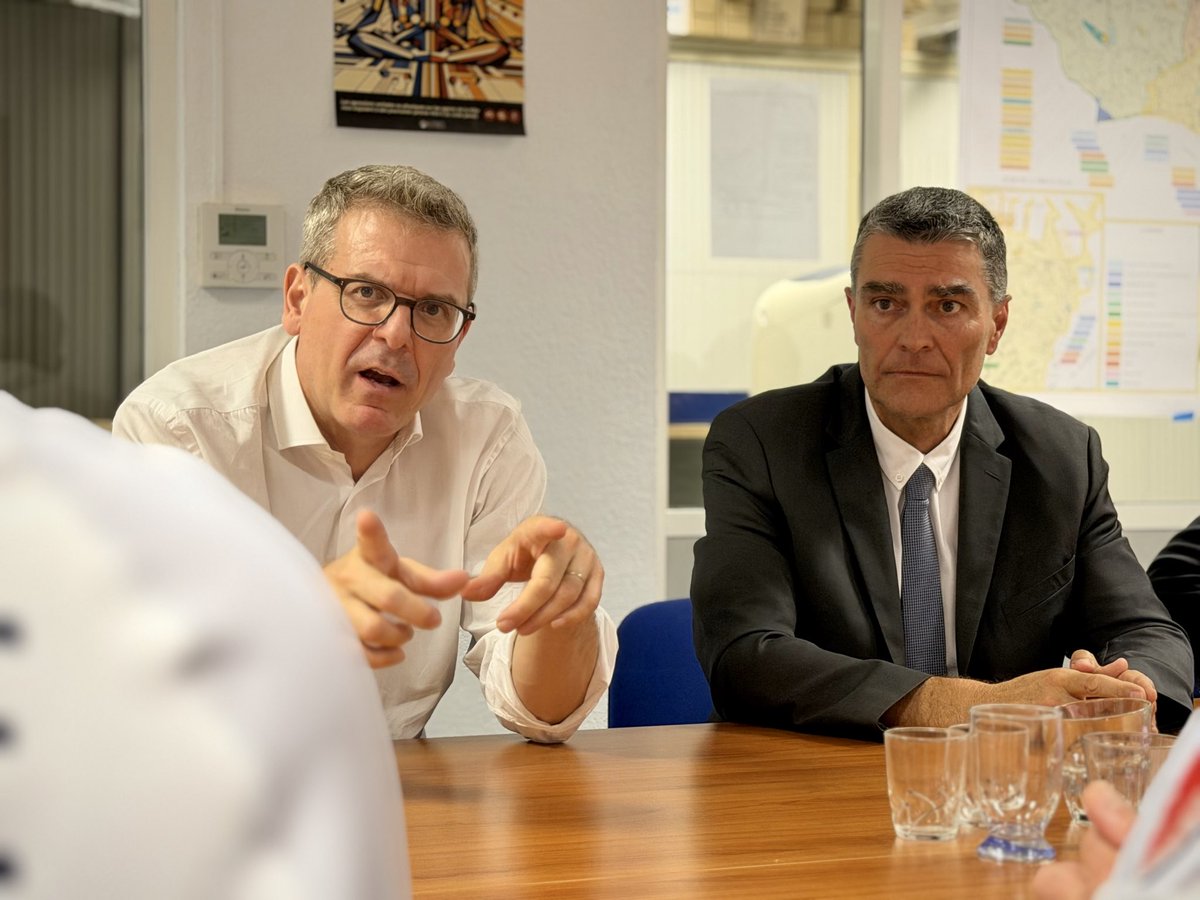 EricPAUGET1's tweet photo. Les Rencontres de la 7e avec @MontbrialAvocat 📸

Merci à tous d’être venus si nombreux pour cette conférence consacrée à la sécurité et au délitement de l’autorité de l’État. Un sujet majeur, au cœur des préoccupations de nos concitoyens.

Au-delà de cette conférence particulièrement enrichissante, cette rencontre a également été l’occasion de poursuivre les échanges sur le terrain.

🔹 Aux côtés de nos policiers municipaux d’Antibes, nous avons découvert leur Centre de Supervision Urbain (CSU), afin d’évoquer les atouts de ces équipements, mais aussi les pistes d’amélioration.

🔹 Nous avons également rencontré les équipes de Videtics, entreprise de Sophia Antipolis spécialisée dans la sûreté en temps réel et la vidéosurveillance par intelligence artificielle.

Des échanges concrets et précieux pour continuer à faire avancer la sécurité de nos concitoyens, en lien avec les acteurs de terrain et les entreprises qui innovent dans ce domaine 🇫🇷

#LesRencontresDeLa7e #ThibaultDeMontbrial #AvecVous #Sécurité