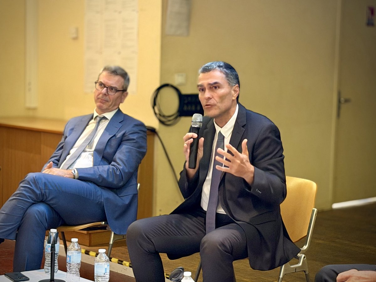EricPAUGET1's tweet photo. Les Rencontres de la 7e avec @MontbrialAvocat 📸

Merci à tous d’être venus si nombreux pour cette conférence consacrée à la sécurité et au délitement de l’autorité de l’État. Un sujet majeur, au cœur des préoccupations de nos concitoyens.

Au-delà de cette conférence particulièrement enrichissante, cette rencontre a également été l’occasion de poursuivre les échanges sur le terrain.

🔹 Aux côtés de nos policiers municipaux d’Antibes, nous avons découvert leur Centre de Supervision Urbain (CSU), afin d’évoquer les atouts de ces équipements, mais aussi les pistes d’amélioration.

🔹 Nous avons également rencontré les équipes de Videtics, entreprise de Sophia Antipolis spécialisée dans la sûreté en temps réel et la vidéosurveillance par intelligence artificielle.

Des échanges concrets et précieux pour continuer à faire avancer la sécurité de nos concitoyens, en lien avec les acteurs de terrain et les entreprises qui innovent dans ce domaine 🇫🇷

#LesRencontresDeLa7e #ThibaultDeMontbrial #AvecVous #Sécurité