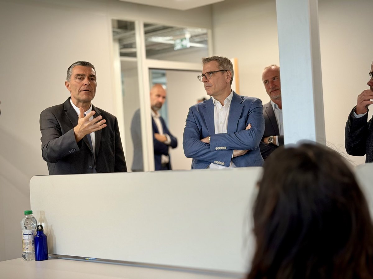 EricPAUGET1's tweet photo. Les Rencontres de la 7e avec @MontbrialAvocat 📸

Merci à tous d’être venus si nombreux pour cette conférence consacrée à la sécurité et au délitement de l’autorité de l’État. Un sujet majeur, au cœur des préoccupations de nos concitoyens.

Au-delà de cette conférence particulièrement enrichissante, cette rencontre a également été l’occasion de poursuivre les échanges sur le terrain.

🔹 Aux côtés de nos policiers municipaux d’Antibes, nous avons découvert leur Centre de Supervision Urbain (CSU), afin d’évoquer les atouts de ces équipements, mais aussi les pistes d’amélioration.

🔹 Nous avons également rencontré les équipes de Videtics, entreprise de Sophia Antipolis spécialisée dans la sûreté en temps réel et la vidéosurveillance par intelligence artificielle.

Des échanges concrets et précieux pour continuer à faire avancer la sécurité de nos concitoyens, en lien avec les acteurs de terrain et les entreprises qui innovent dans ce domaine 🇫🇷

#LesRencontresDeLa7e #ThibaultDeMontbrial #AvecVous #Sécurité