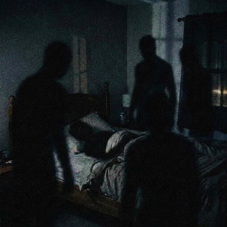 Teeh64's tweet photo. 🕯️ TRUE HORROR STORY

A woman kept hearing someone whisper her name while she slept.
One night, she left her phone recording beside her bed.
The next morning, she heard the whisper again on the recording.
But it wasn't her name.
It was someone else's voice saying:

She's awake.👁 https://t.co/0vmDmwu3Nx