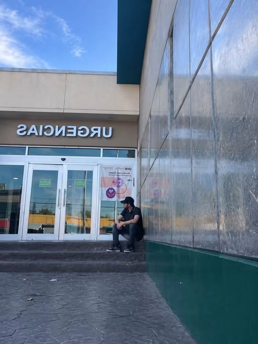 HtTrejo's tweet photo. Hermanos,  hora de ayudar,  Mexicali.

<<El muchacho él está en la clínica 31 del IMSS, llego ayer en la ambulancia con su bebito que venía con muchos problemitas, vienen de san Luis.  Ojalá alguien podría llevarle pañales etapa 1 y toallitas 

Todo el día estuvo afuera de la clínica.  Su bebé se quedó en los cuneros, pero no se fue a descansar porque no tiene adonde ir. Si le podrían ayudar con un taquito, lo que sea es bueno, yo en la mañana le compré un paquete de pañales a su bebito.  Ayer en la noche venía de san Luis con óxigeno y muy picado porque no lograron ponerle un catéter y lo picaron muchísimo no le pregunté su nombre pero es él.>>

Compartooo❌❌❌

Denle una mano, hermanos. 🙏🙏