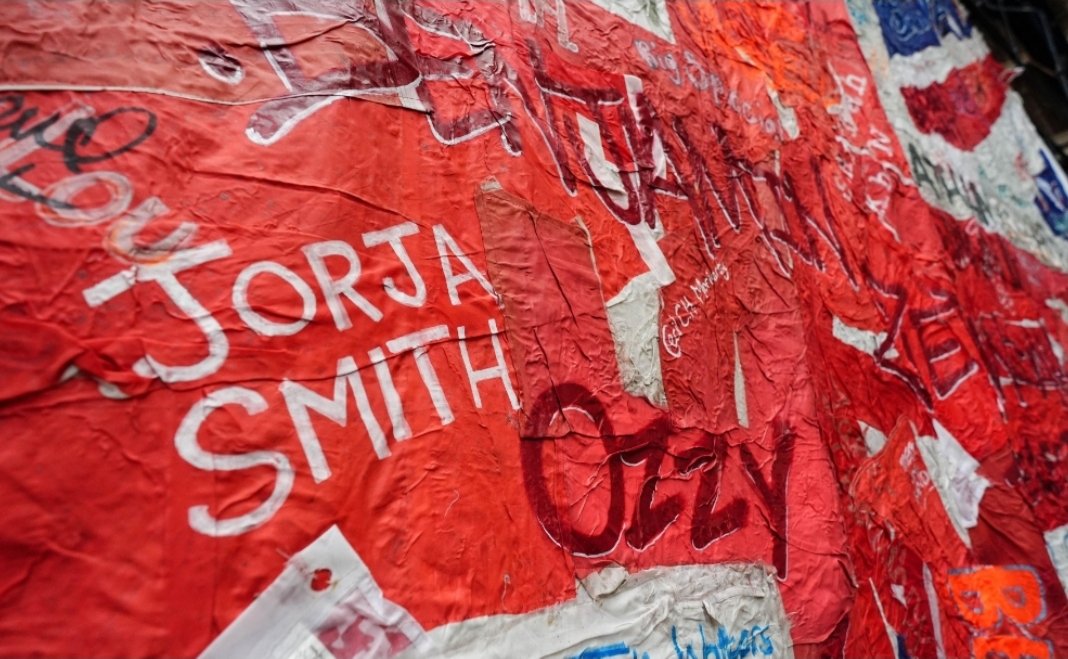 I_amMukhtar's tweet photo. A Birmingham artist has created a huge Union Jack from tatty lamppost flags, featuring signatures from influential people from Birmingham and the surrounding areas.

The artist, Clare Elisabeth, calls the piece “Re-Union Jack”.
Ryan Bridge made a video about it, and he is absolutely fuming.