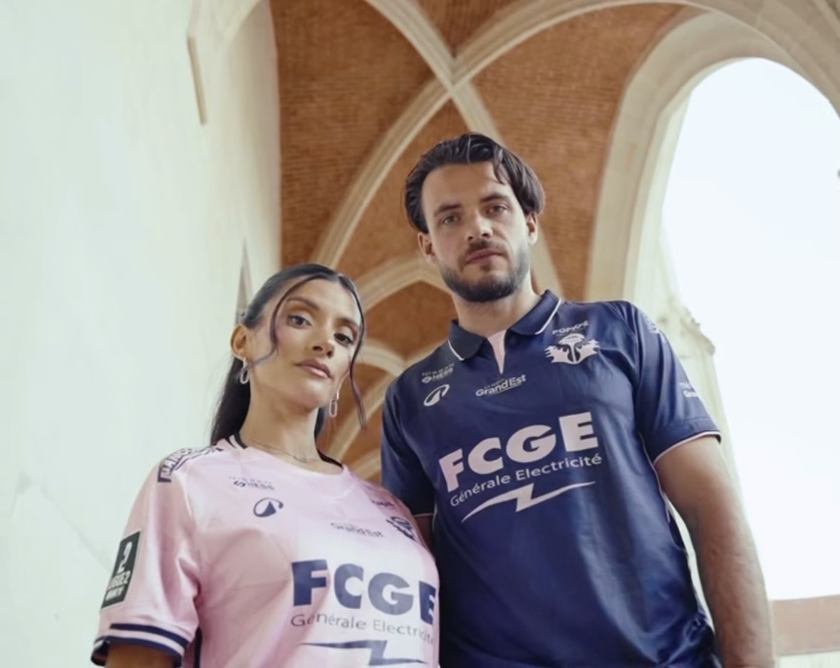 asnlfans's tweet photo. 👕 L’AS Nancy Lorraine dévoile ses 3e et 4e maillots pour la saison 2026/2027 !

💙 Le third : un maillot bleu foncé avec le chardon à la place du logo habituel. Il sera en vente dès demain matin chez Decathlon Houdemont.

🩷 Le fourth : un maillot spécial Octobre Rose, avec comme sur le third, le chardon à la place du logo. Il sera prochainement disponible en édition limitée.

(📸 ASNL)