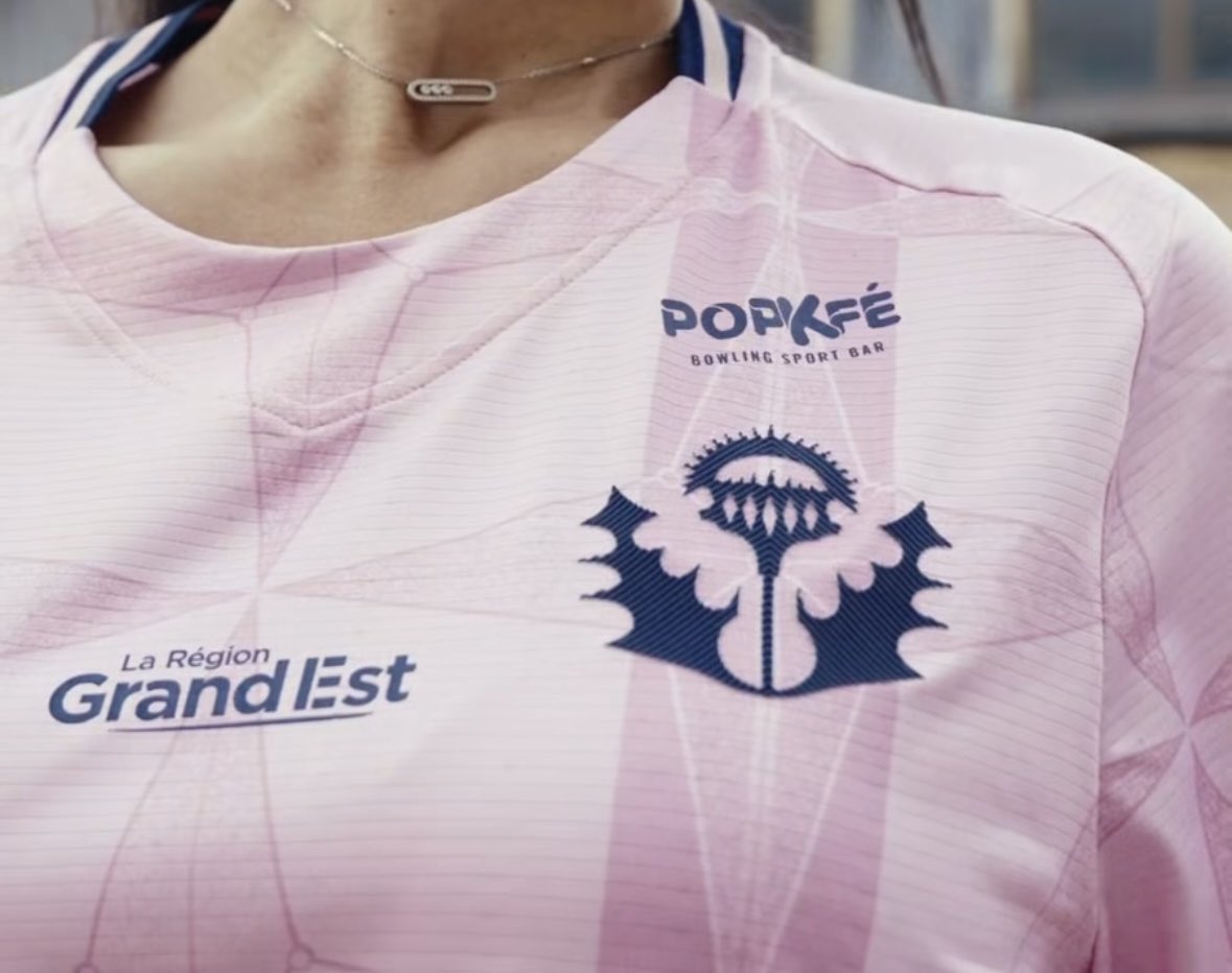 asnlfans's tweet photo. 👕 L’AS Nancy Lorraine dévoile ses 3e et 4e maillots pour la saison 2026/2027 !

💙 Le third : un maillot bleu foncé avec le chardon à la place du logo habituel. Il sera en vente dès demain matin chez Decathlon Houdemont.

🩷 Le fourth : un maillot spécial Octobre Rose, avec comme sur le third, le chardon à la place du logo. Il sera prochainement disponible en édition limitée.

(📸 ASNL)