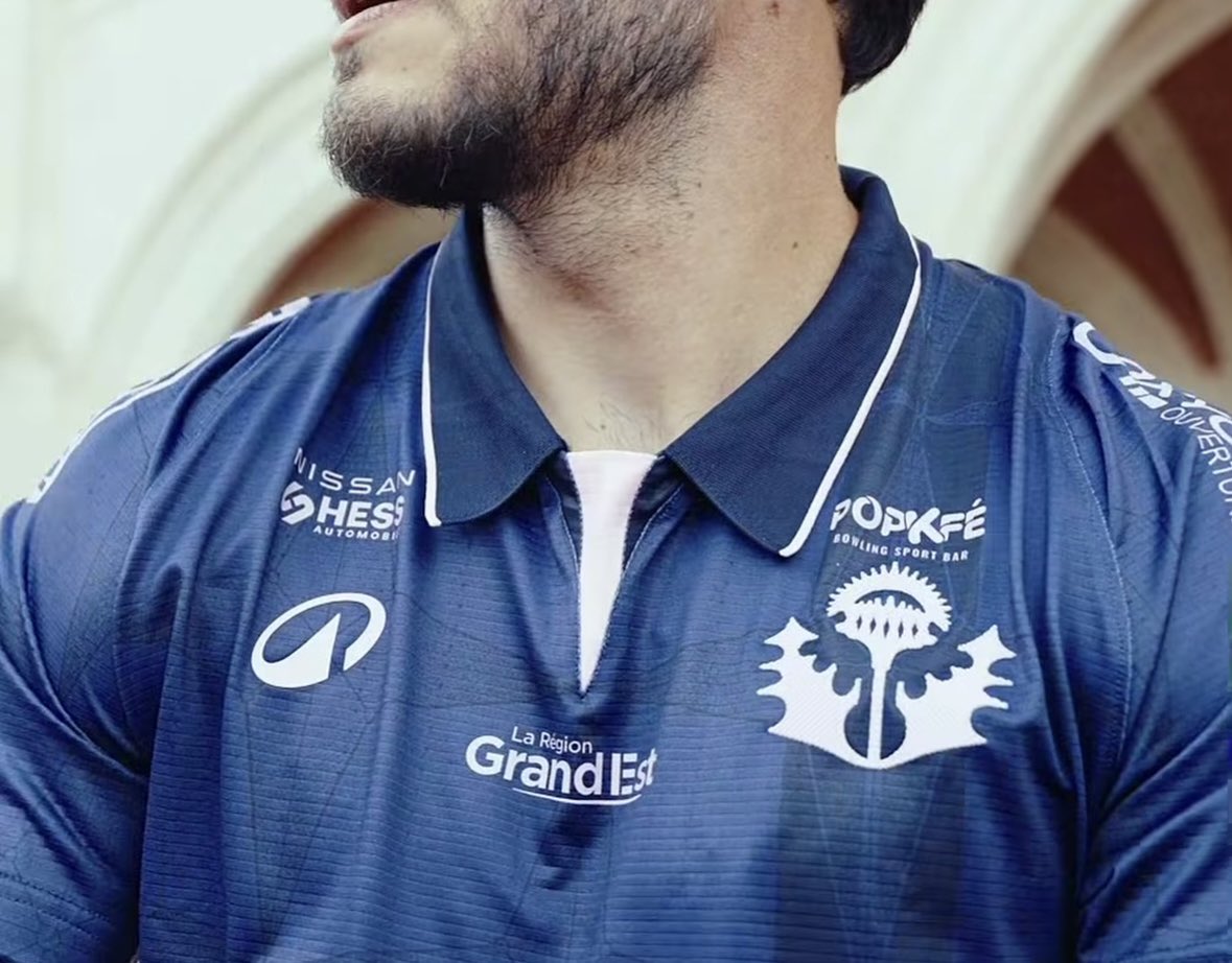 asnlfans's tweet photo. 👕 L’AS Nancy Lorraine dévoile ses 3e et 4e maillots pour la saison 2026/2027 !

💙 Le third : un maillot bleu foncé avec le chardon à la place du logo habituel. Il sera en vente dès demain matin chez Decathlon Houdemont.

🩷 Le fourth : un maillot spécial Octobre Rose, avec comme sur le third, le chardon à la place du logo. Il sera prochainement disponible en édition limitée.

(📸 ASNL)
