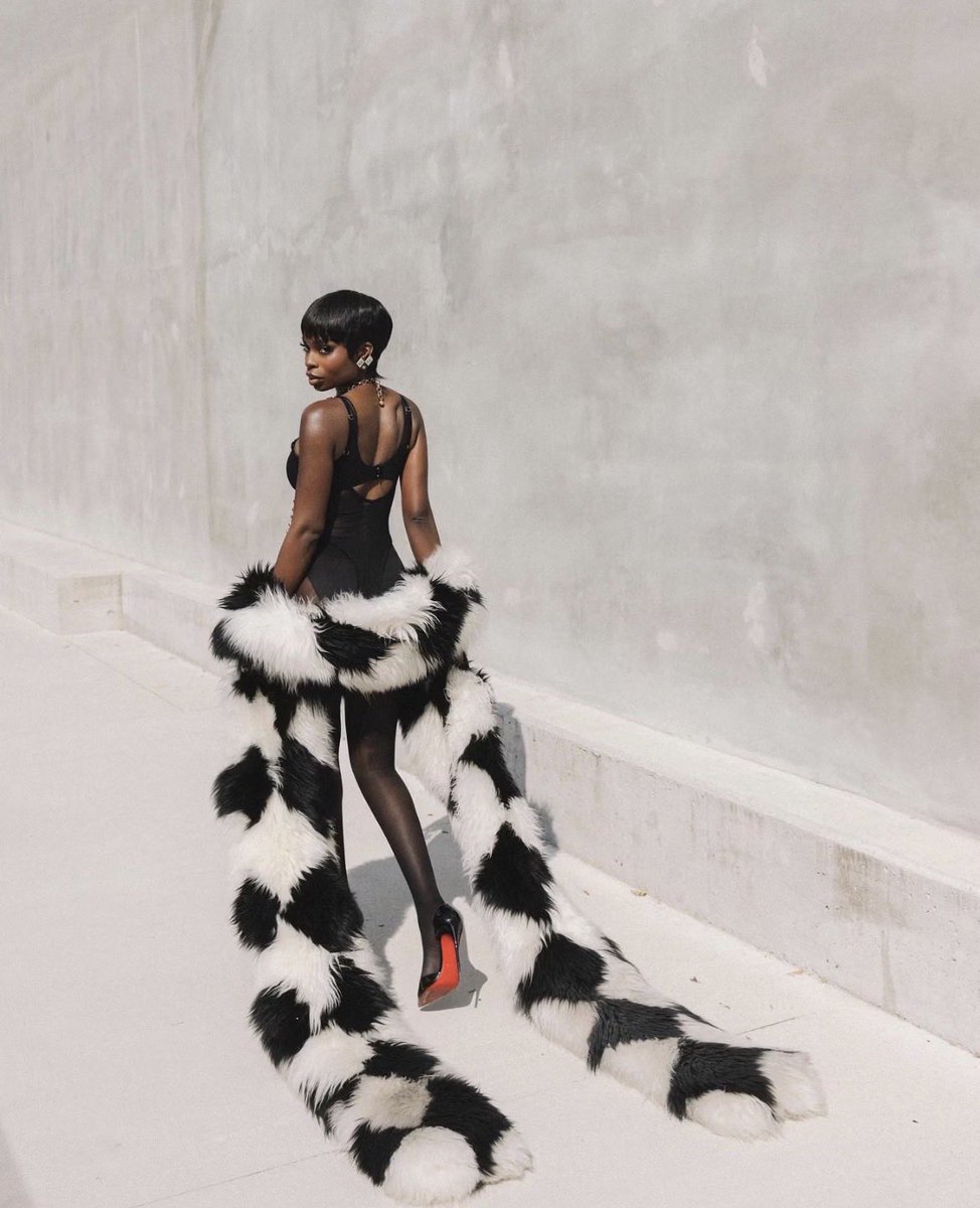 olandriabase_'s tweet photo. Olandria proves why she’s the bowprint in new street photo from the Blumarine SS27 show!

OLANDRIA STUNS FOR BLUMARINE #OlandriaxBlumarineSS27  #BlumarineSS27 https://t.co/cHaXRgfV4y