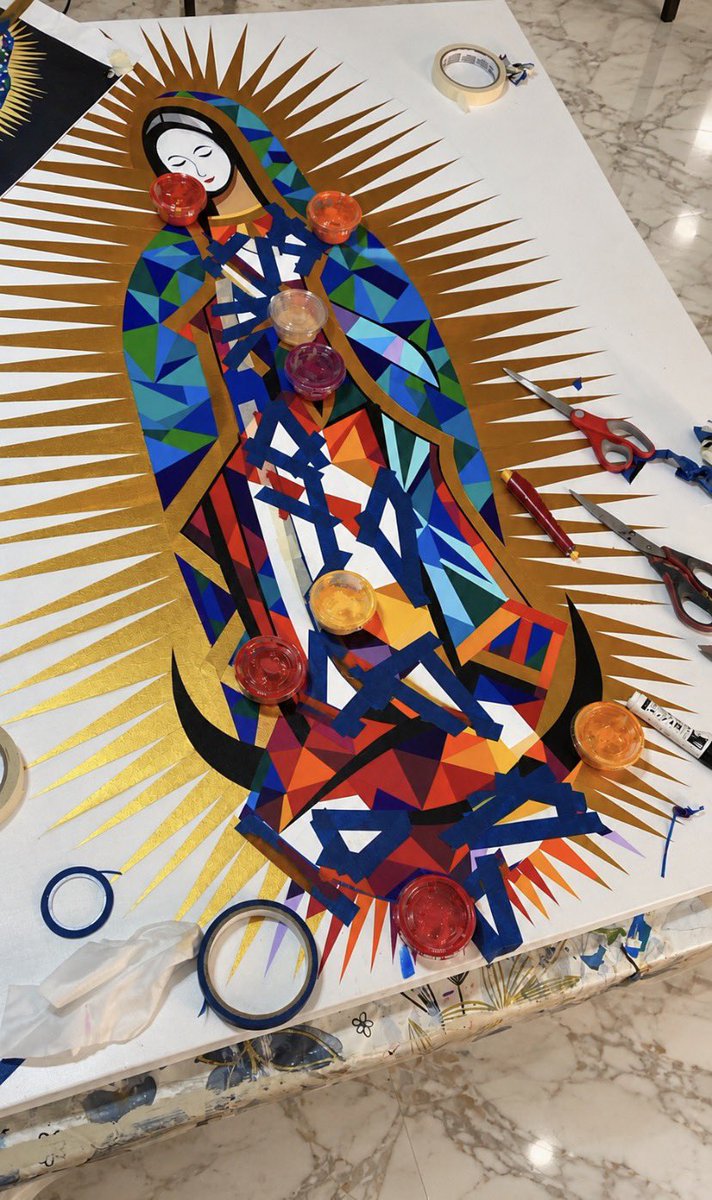 JimenaBauer's tweet photo. El año pasado empecé mi línea de arte sacro y desde entonces me han pedido varias Vírgenes de Guadalupe.

Aunque parten de la misma imagen, curiosamente ninguna termina siendo igual. Los colores, las formas y los detalles van cambiando en el proceso y cada una termina teniendo su propio carácter.

Aquí un poco del proceso de la última que estoy haciendo, ya casi por terminar.