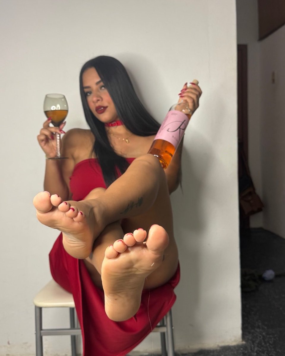 Jaydesnz's tweet photo. Cheers 🥂 To all my foot lovers 😘🥰#feetworshi̇p #solesandtoes #feetpic #sellingfeet #footfetısh https://t.co/aGtgXlVJ9l