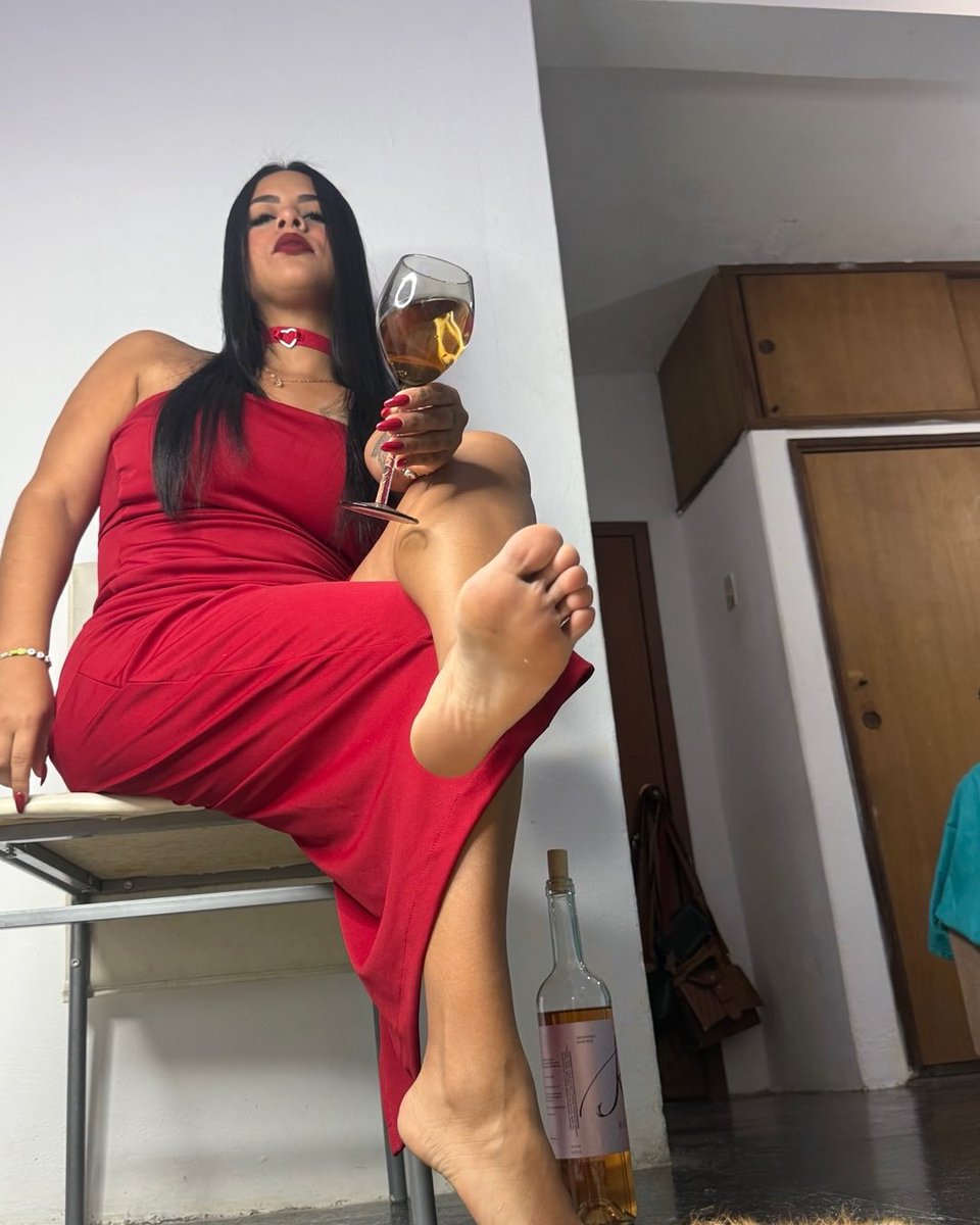 Jaydesnz's tweet photo. Cheers 🥂 To all my foot lovers 😘🥰#feetworshi̇p #solesandtoes #feetpic #sellingfeet #footfetısh https://t.co/aGtgXlVJ9l