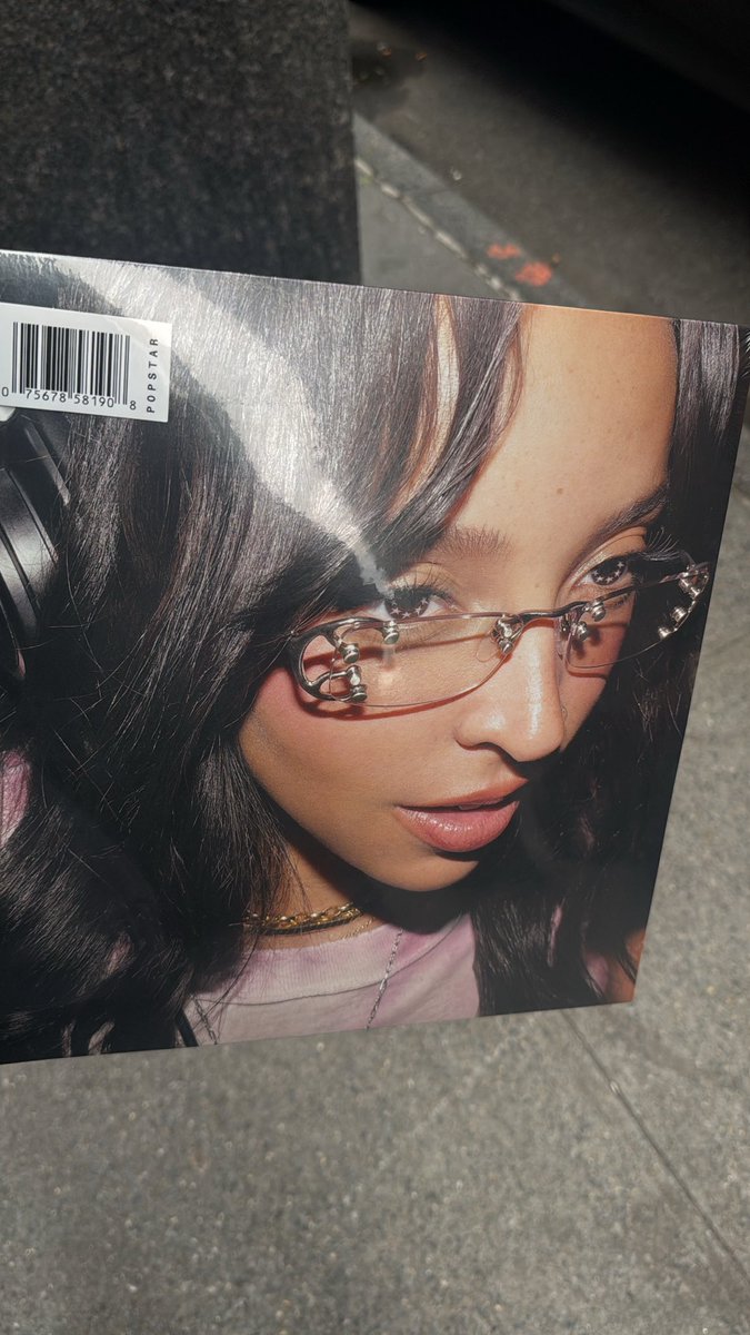 britney4lyfer's tweet photo. I met Tinashe today 😭💜… I love her so much forever… I was so star struck… she’s GORGEOUS!! Everyone stream Popstar ITS SO GOOD!!!! :))) https://t.co/lvMNCEGq9B
