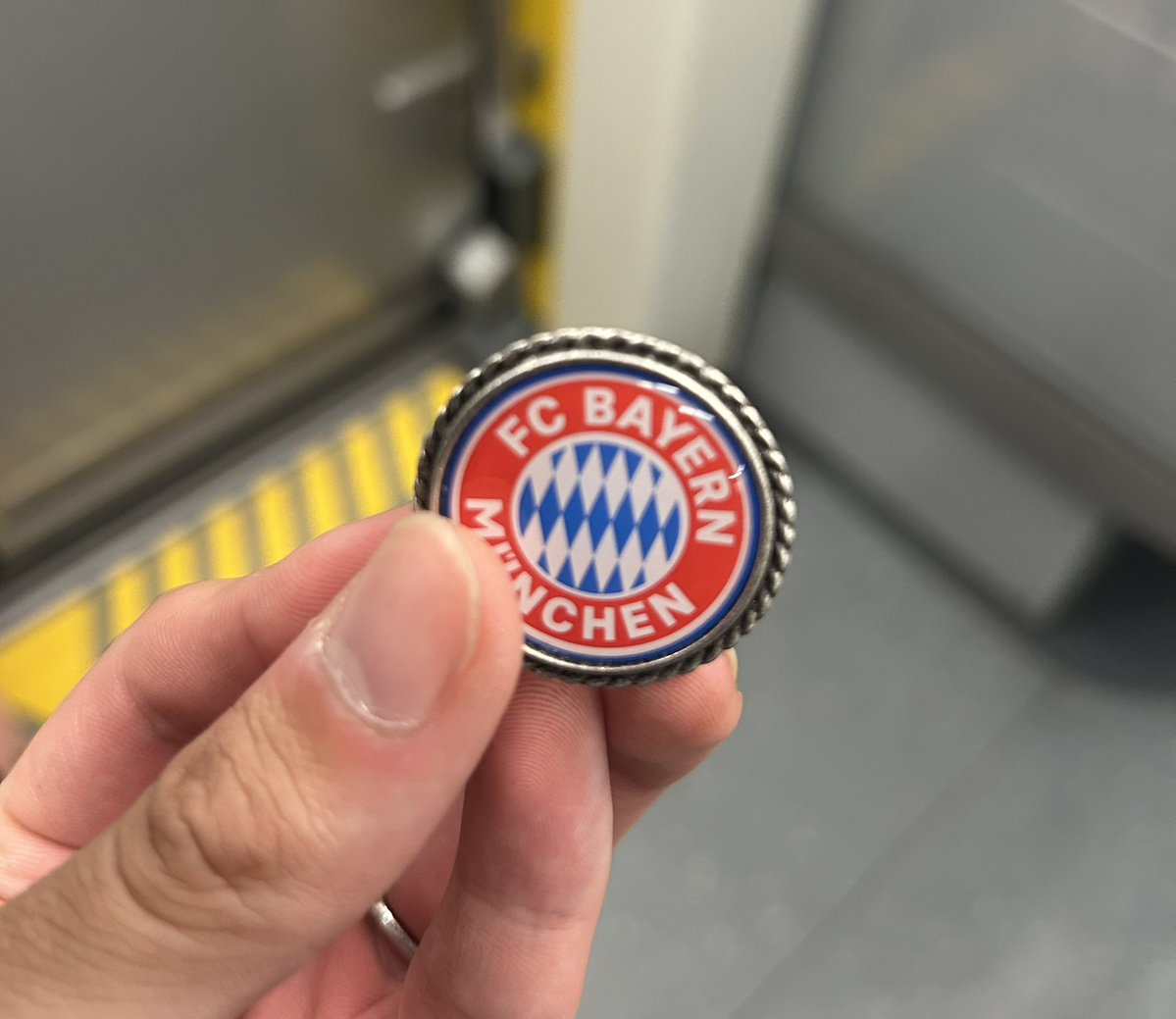 BayernSion's tweet photo. ミュンヘンに到着して早々、バイエルンのステッカーを貼った俺のスーツケースを見たおじさんが話しかけてきて、なんかバッジくれた
5分後には肩組んでバイエルンの話してた https://t.co/R8VNpsmlQP