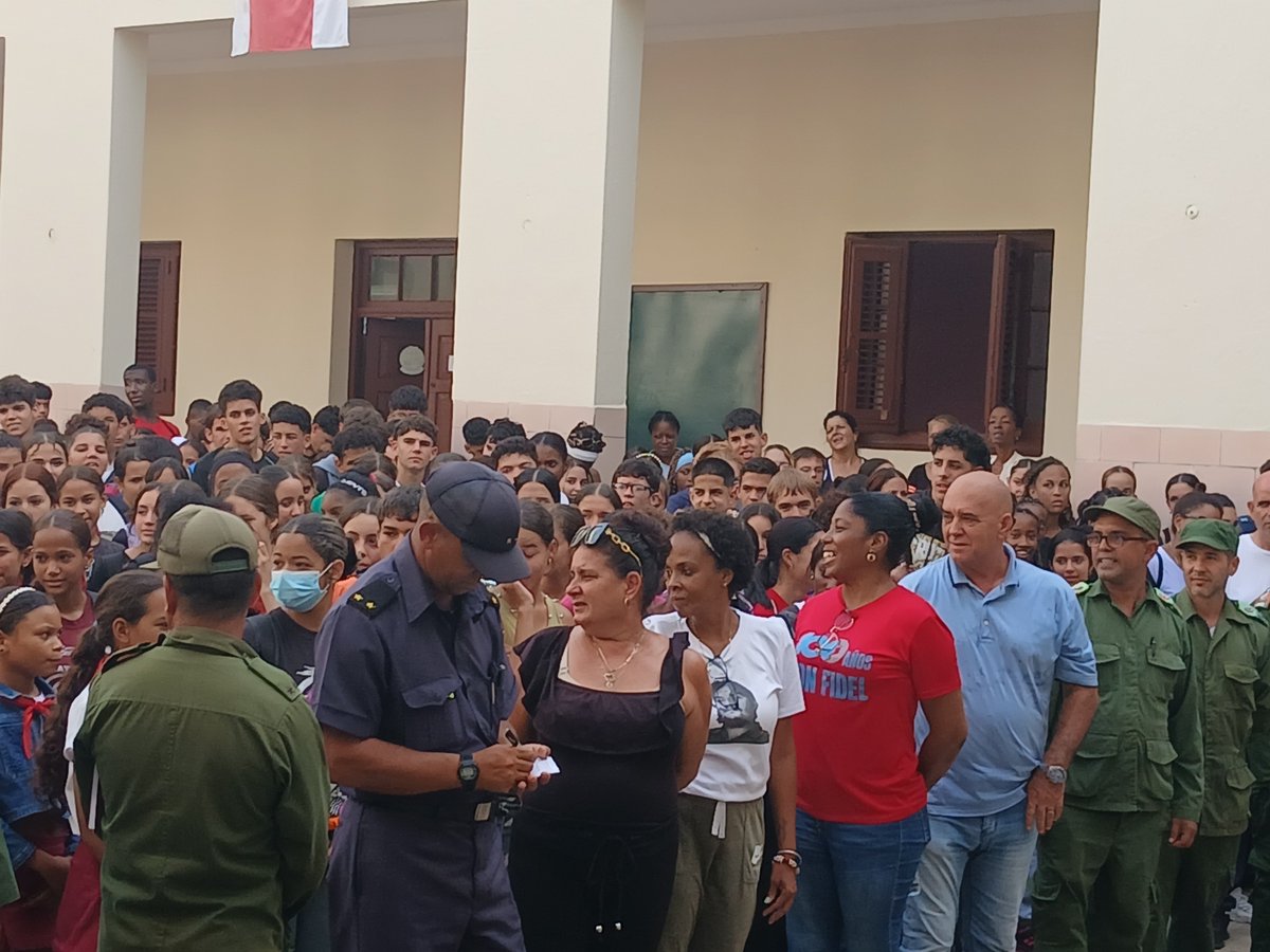 EducaMaya's tweet photo. Día Nacional de la Defensa en IPU Juan Borrel #Mayabeque con la presencia de autoridades del Gobierno y Partido. 
#EducaciónMayabeque
#LaPatriaSeDefiende
#100AñosConFidel
@delgado_orialis @EducaMaya @BequeMaya @edelso_ramos @ManuelAgui21532
@valdes_ham16009 https://t.co/K6Ip6d9xYp