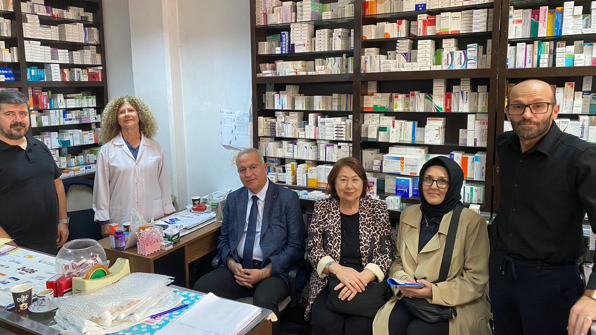 ismailerguness's tweet photo. Dünya Eczacılar Günü vesilesiyle, sağlık sistemimizin önemli paydaşları olan kıymetli eczacılarımızı ziyaret ettik.

Bilgi ve emekleriyle vatandaşlarımızın yanında olan tüm eczacılarımızın 25 Eylül Dünya Eczacılar Günü’nü kutluyorum. https://t.co/TjQsMTO4Qx