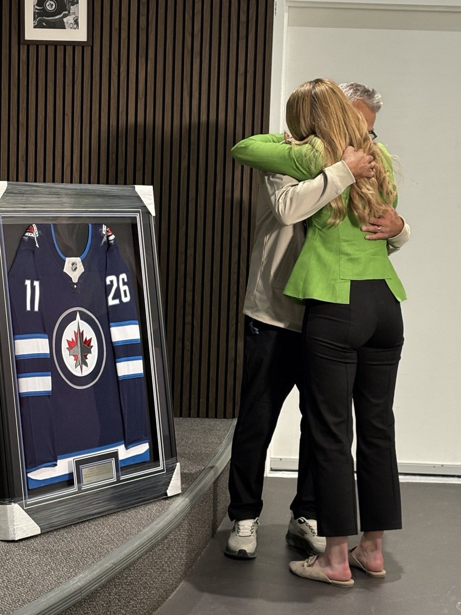 VartyCamera's tweet photo. Happy Retirement to one of the best out there. @fredmislawchuk is putting it on cruise control. 47 years in the biz. 15 at TSN. I learned a lot from this guy, but the most important thing? Have Fun. 
Enjoy the sunsets, sips, and celebrations, Freddie! You’ve earned them all! https://t.co/dg2aXWmZ42
