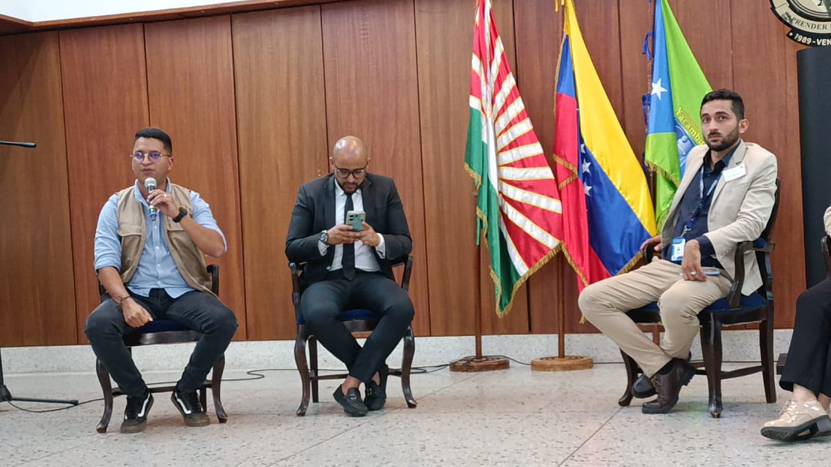 LabPazVe's tweet photo. 🌎 En la Primera Jornada – Feria de DDHH “Nelson Freitez”, Pedro Camino puso el foco en una realidad que el terremoto no creó, pero sí dejó todavía más expuesta: la emergencia humanitaria compleja que desde hace años afecta a comunidades rurales.

💧 Desde el municipio Veroes, estado Yaracuy, relató la situación del sector Aguas Negras, donde el sismo derribó el único tanque que abastecía de agua a la comunidad, dejando a más de 600 personas sin acceso regular al servicio.

🚱 La emergencia también reveló problemas previos de calidad del agua. Camino explicó que la presencia de hierro altera su color y la vuelve turbia, una situación que afecta directamente las condiciones de vida de quienes dependen de esa fuente.

🧱 Las grietas que dejó el terremoto fueron visibles. Pero también hicieron más evidentes otras grietas acumuladas durante años: servicios públicos precarios, infraestructura insuficiente y comunidades obligadas a resolver por sí mismas necesidades básicas.

⚖️ Desde una mirada de derechos humanos, el acceso al agua no es un favor ni una respuesta eventual ante una emergencia. Es un derecho que exige disponibilidad, calidad, accesibilidad y continuidad.

🤝 La intervención también recordó la importancia de escuchar a las organizaciones y actores comunitarios que documentan estas realidades desde el territorio y que muchas veces son quienes primero identifican cómo una emergencia agrava vulneraciones que ya existían.

🌱 Reconstruir después del terremoto no puede significar simplemente reparar lo que se cayó. También implica atender las condiciones estructurales que hicieron que una comunidad llegara a la emergencia con servicios tan frágiles.

#DerechosHumanos #DerechoAlAgua #Yaracuy #EmergenciaHumanitaria #Reconstrucción #LaboratorioDePaz