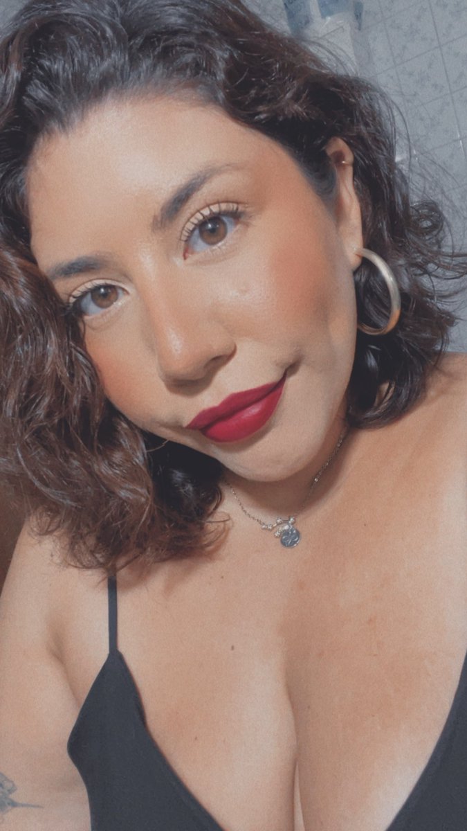 paluus95's tweet photo. Solo hacerme un ratito la linda un viernes por la noche 🖤✨ https://t.co/WcUPXHFH38