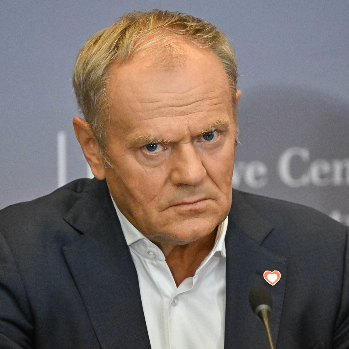 EwaZajaczkowska's tweet photo. Nawrocki, PiS i Konfederacje nie przeszkodzą nam w ułatwianiu życia ludziom! - grzmi premier Tusk 🤡 Najgorsze co może być to szef rządu z urojeniami.

Tak jego uśmiechnięta koalicja ułatwia życie ludziom 👇
🛑 Rekordowo wysokie ceny paliwa
🛑 Trzeci najdroższy prąd w Unii Europejskiej wg siły nabywczej
🛑 Nadchodzą najwyższe od lat podwyżki za energię elektryczną
🛑 Ceny pelletu wystrzeliły w kosmos i wciąż rosną
🛑 Deficyt NFZ jest rekordowy, a Polakom odwoływane są zabiegi

Przez 2,5 roku rządów rekordowym tempem zadłużania doprowadzili finanse publiczne do absolutnej katastrofy i teraz mówią, że na nic nie ma pieniędzy. Godzili się na Zielony Ład i ETS-y podnoszące Polakom rachunki i teraz rozkładają ręce. A na koniec, jak najgorsi tchórze, próbują zrzucić wszystko na innych.

Przecież to trzeba wstydu nie mieć.

Panie premierze, może już czas skończyć z tą durną propagandą dla naiwnych i spojrzeć co się dzieje z rachunkami Polaków? Nadchodzący sezon grzewczy to będzie rzeź dla budżetów milionów polskich rodzin! A odpowiedzialny za to będzie ten rząd. Musimy z nim wytrzymać jeszcze rok! 🇵🇱🤡