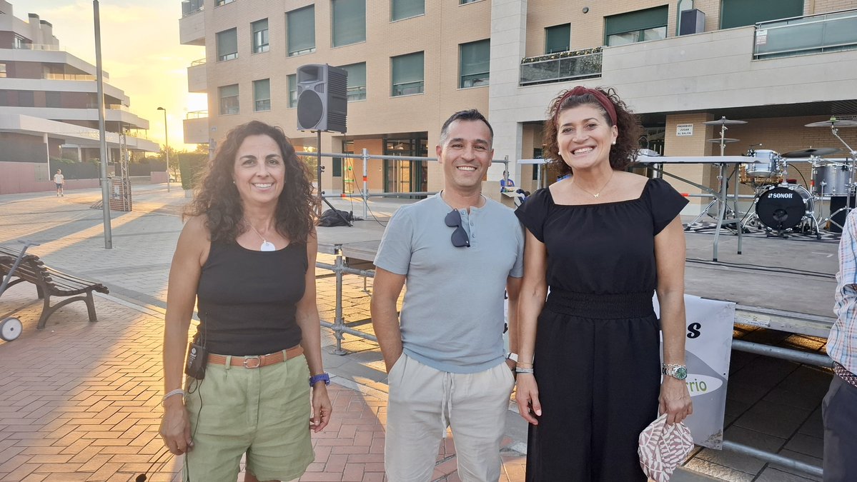 PPAytoVLL's tweet photo. 🔵 ¡Pinar de Jalón está de fiesta! La concejala Mayte Martínez ha acompañado hoy a sus vecinos y vecinas en el pregón de Alberto Sánchez, escritor y cuentacuentos, con el que arrancan las V Fiestas del barrio y un fin de semana lleno de actividades. https://t.co/KEhjy2zV5b