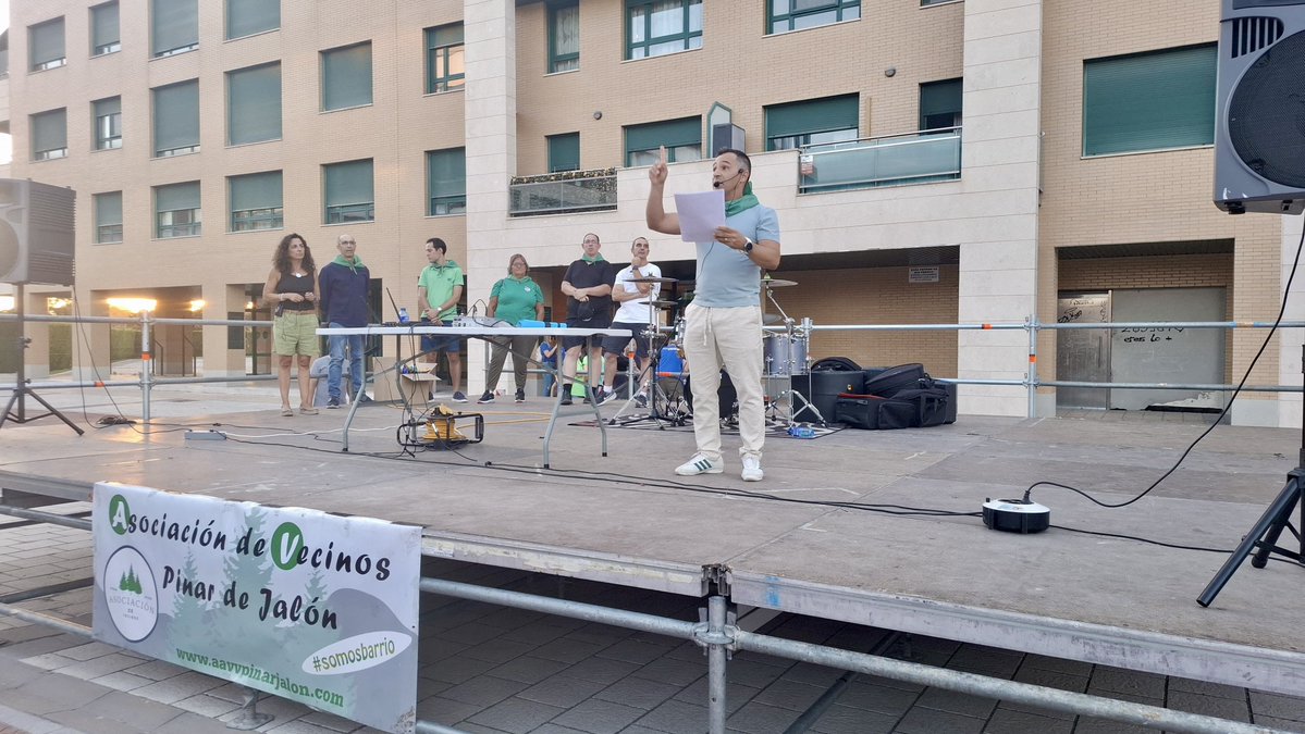 PPAytoVLL's tweet photo. 🔵 ¡Pinar de Jalón está de fiesta! La concejala Mayte Martínez ha acompañado hoy a sus vecinos y vecinas en el pregón de Alberto Sánchez, escritor y cuentacuentos, con el que arrancan las V Fiestas del barrio y un fin de semana lleno de actividades. https://t.co/KEhjy2zV5b
