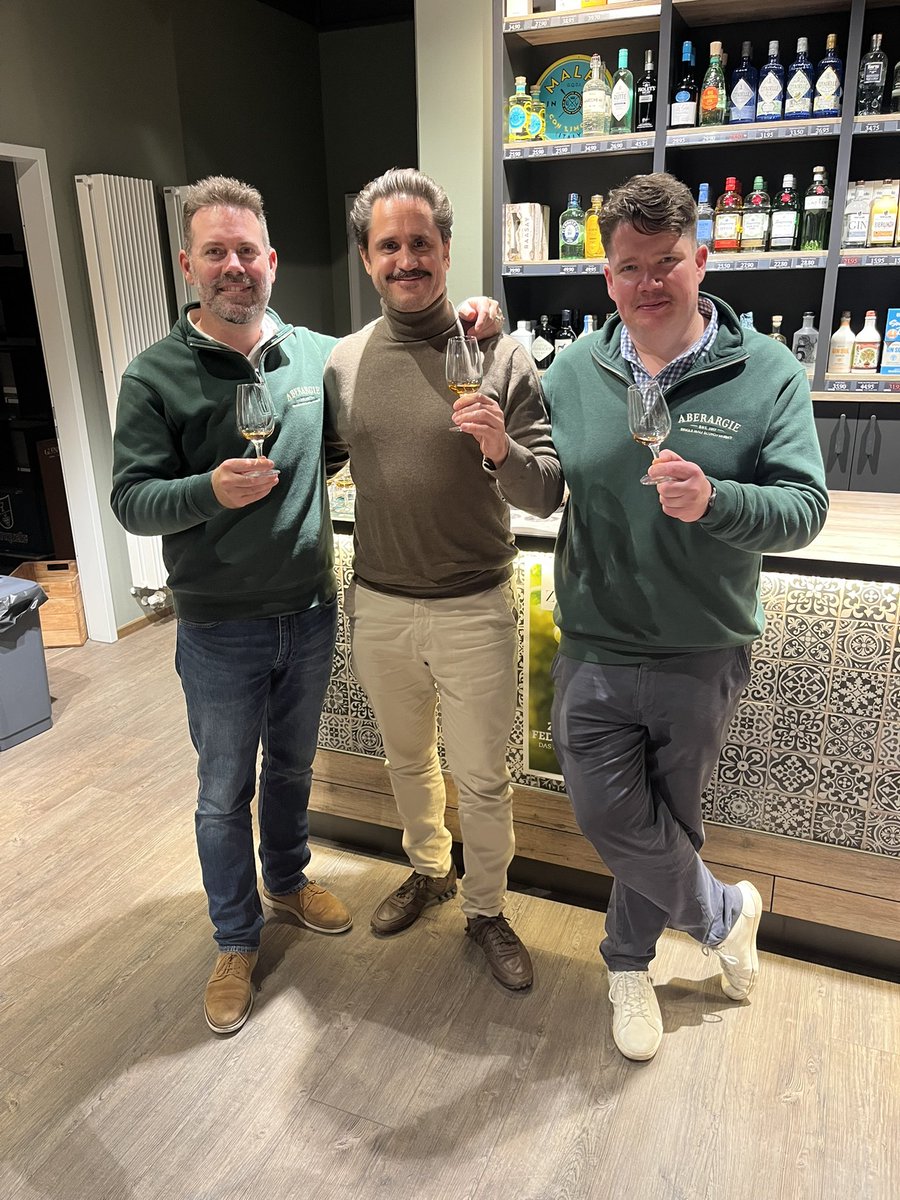 TimmoGermany's tweet photo. Such a great tasting featuring fantastic whiskies from Aberargie, Old Perth, and Mac-Talla at Weinquelle Lühmann in Siek 🥃 Many thanks to Thomas, Mark, Graeme, Jens, and the Weinquelle team for this special evening 🙏 My favorite was the Aberargie ‘Golden Promise’😋

#whisky https://t.co/OybXN3IuRP