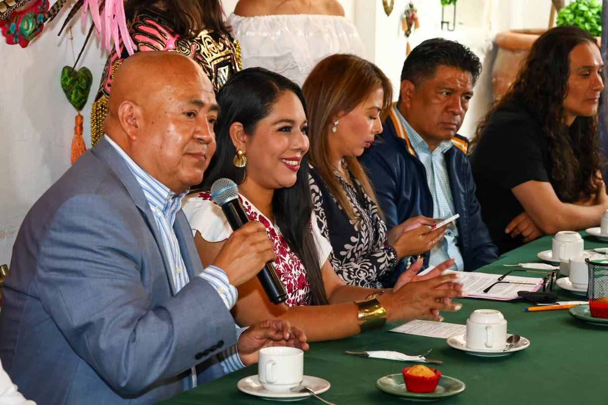 vmpuebla's tweet photo. Metrópoli| #Tonantzin Fernández encabezó junto con autoridades del #CELMA, el anuncio del #viaje que realizará la Marching Band #Quetzalcóatl

@TonantzinFdz
@GobiernoCholula
#CELMA

#VisiónMetrópoli 

Visítanos 
https://t.co/9JQHsAmF4B 

https://t.co/QCbzlP4Eam https://t.co/as5G2xVpaU