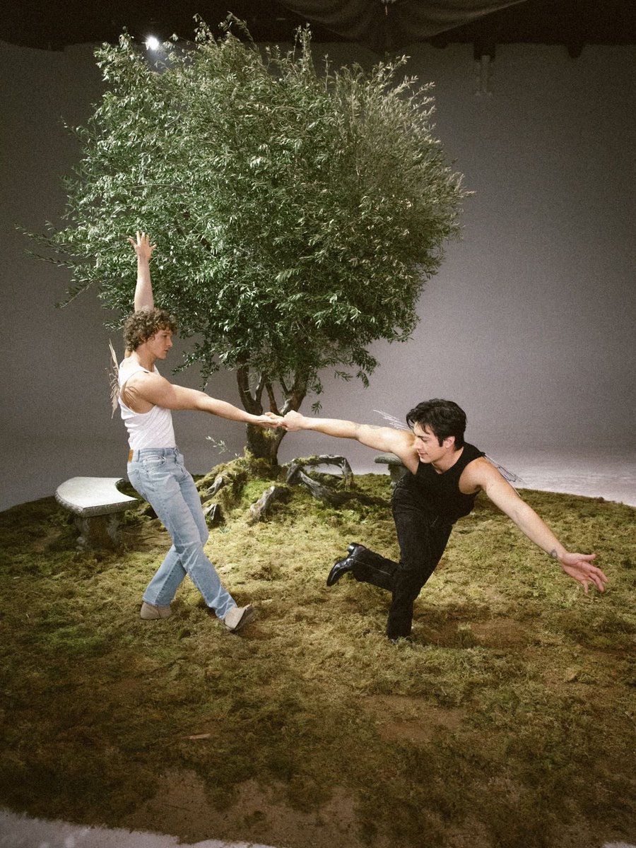 0202thinker's tweet photo. modern dance majors https://t.co/VCxXAg0CXc