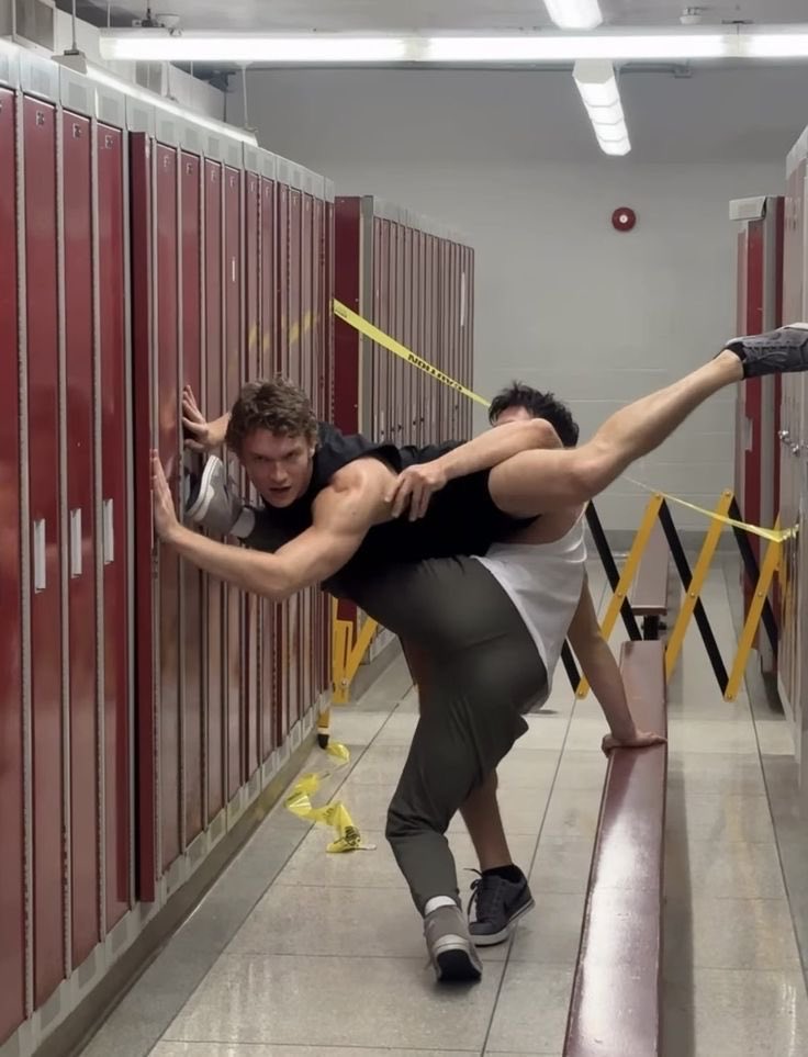0202thinker's tweet photo. modern dance majors https://t.co/VCxXAg0CXc
