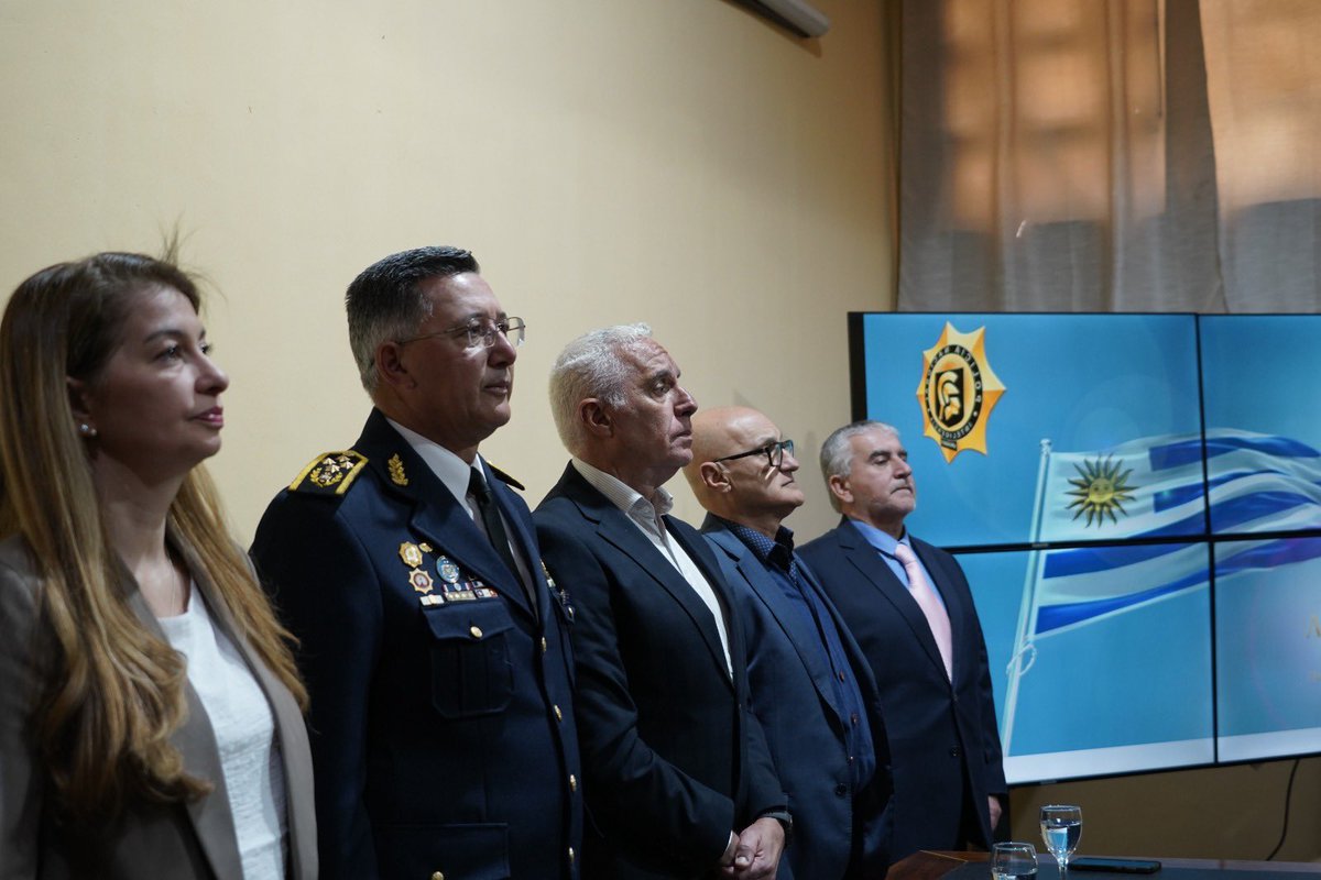 CNegro7's tweet photo. Participamos del acto por el 79.° aniversario de la Dirección General de Información e Inteligencia junto al Director de la Policía Nacional, el Subdirector General de Secretaría y el Director de Investigaciones. 

Destacamos el profesionalismo y el trabajo silencioso de la Directora y de cada integrante de la unidad. Durante este año y medio han sido determinantes en los duros golpes al narcotráfico y al crimen organizado, desarticulando estructuras criminales en todo el país.
