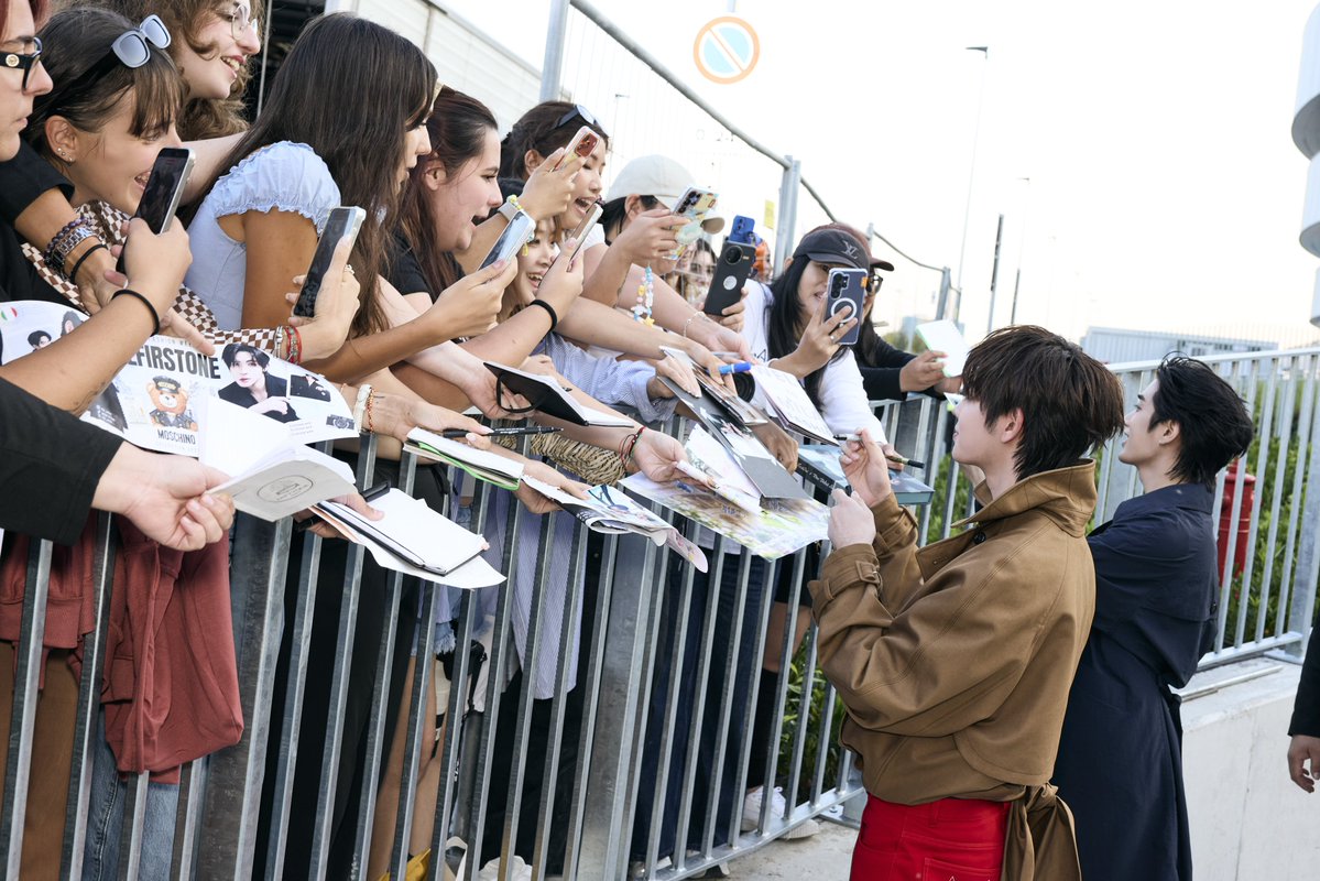 DomundiTV's tweet photo. WITH LOVE FROM MILAN 💌

A heartfelt thank you to everyone who came to support Tle @TLE_mtm and FirstOne @firstone_wnk outside the MOSCHINO SS 2027 Show in Milan.

Your warm support and presence made this Milan Fashion Week moment all the more special. Thank you for being part of this memorable moment with Tle and FirstOne. 💚🩷

TLE FIRSTONE AT MFW 2027
#MOSCHINOSS27xTLEFIRSTONE
#MOSCHINO @Moschino
#TLE_mtm #Firstone