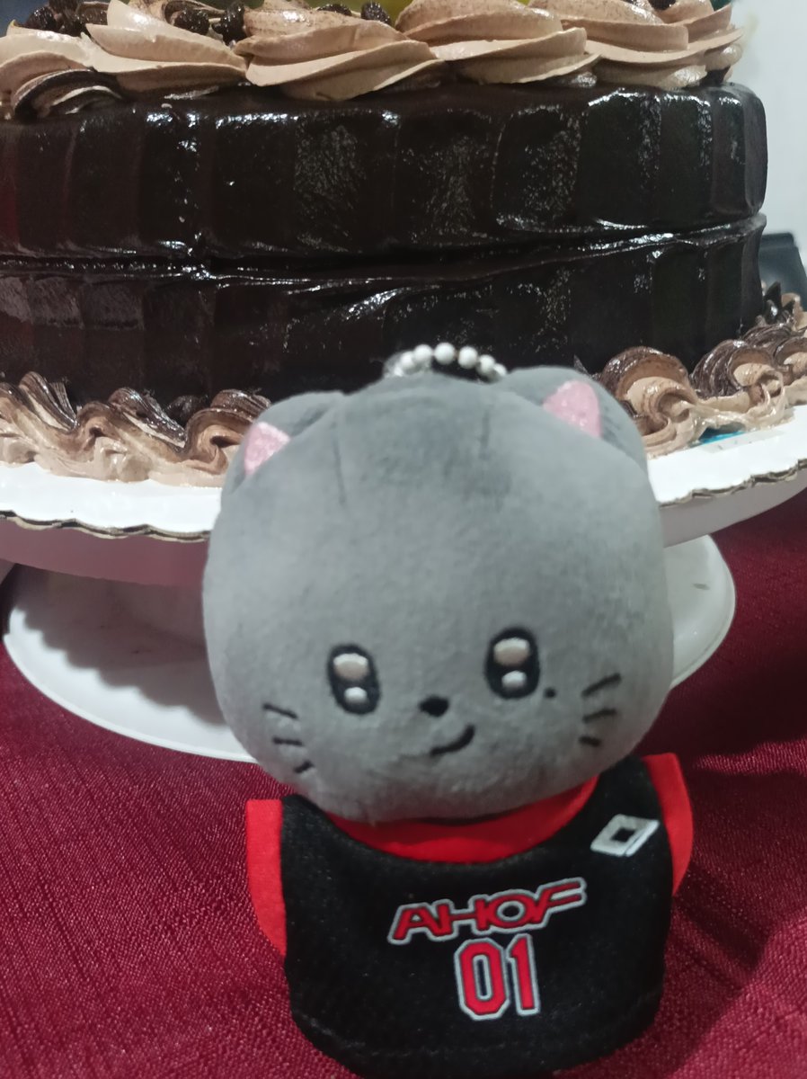 hollyknight09's tweet photo. 20260925
I think this would be happening every year. What are the odds of my mom and my bias sharing a birthday 🥹

Last year, i only have pcs i can put beside the cake, but this year I have Hannyangi 🐈‍⬛

HAPPY HANMAZING BIRTHDAY #AChapterCalledParkHan 
#대박한생일
#AHOF #박한 https://t.co/gWuiJsqDjP