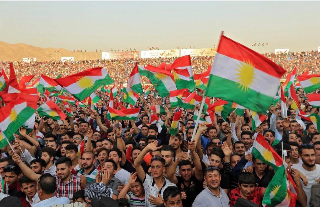 Chapocicero's tweet photo. Bu tarihe vurulmuş bir mühürdür.
Gök kubbede yankılanmış ve vicdanlarda yer bulmuştur.
Bugün BM'de Kürdistan Bayrağı dalgalanmıyor olabilir fakat tüm Kürtlerin ve adil vicdana sahip bireylerin kalbinde bakidir
25 Eylül Kürdistan Bağımsızlık Referandumu tüm Kürdistan halkına ve özgürlük sevdalılarına kutlu olsun.”