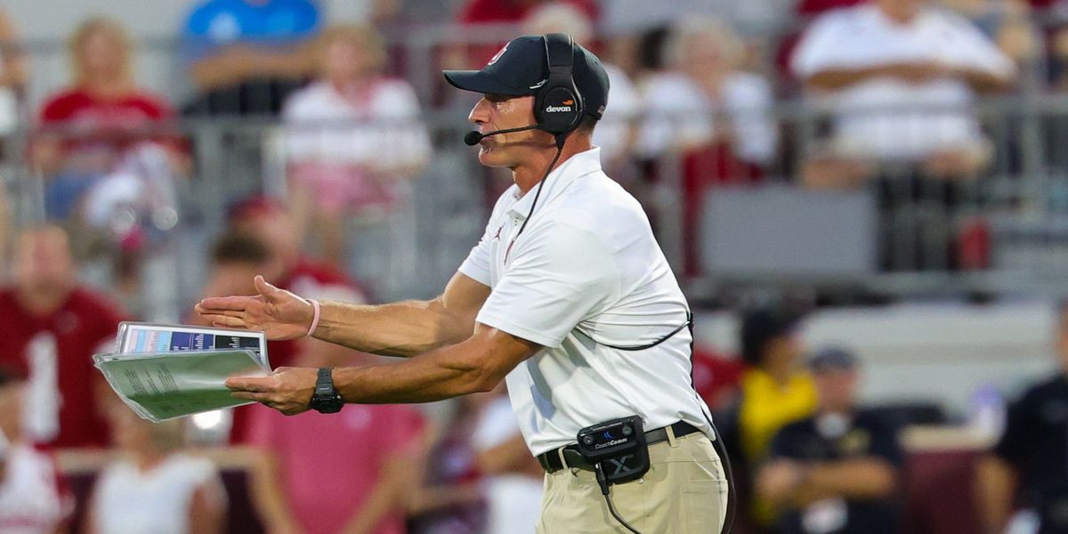 SoonersWire's tweet photo. Brent Venables' aggressive defensive style will be tested Saturday

📸 Kevin Jairaj, IMAGN IMAGES via Reuters Connect https://t.co/6CYuFoArJa https://t.co/DjQJBEqSpa