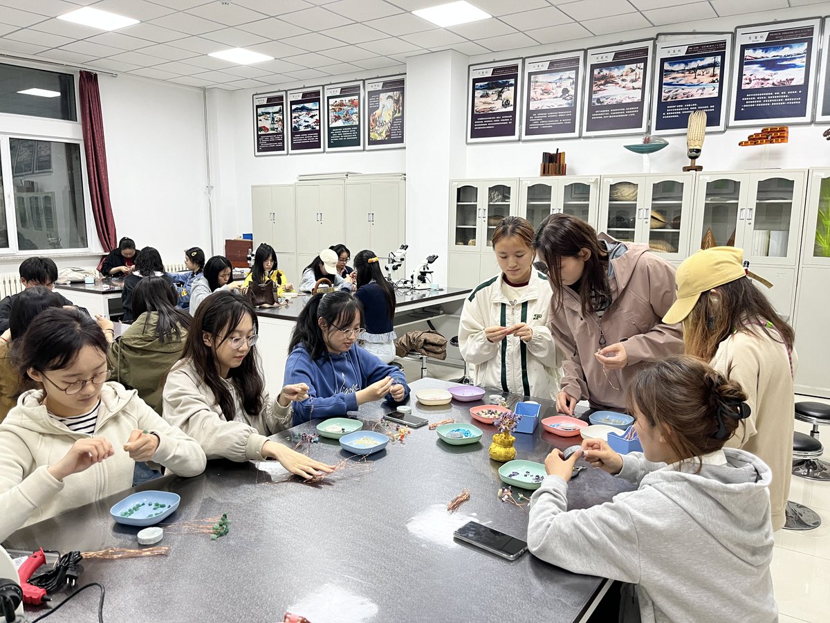 Concepcionrh6's tweet photo. únete a nuestra taller de manualidades comunitarias este sábado en el salón del centro cultural. Trae tus ideas y disfruta creando junto a nosotros!， https://t.co/W69xcaUwP3