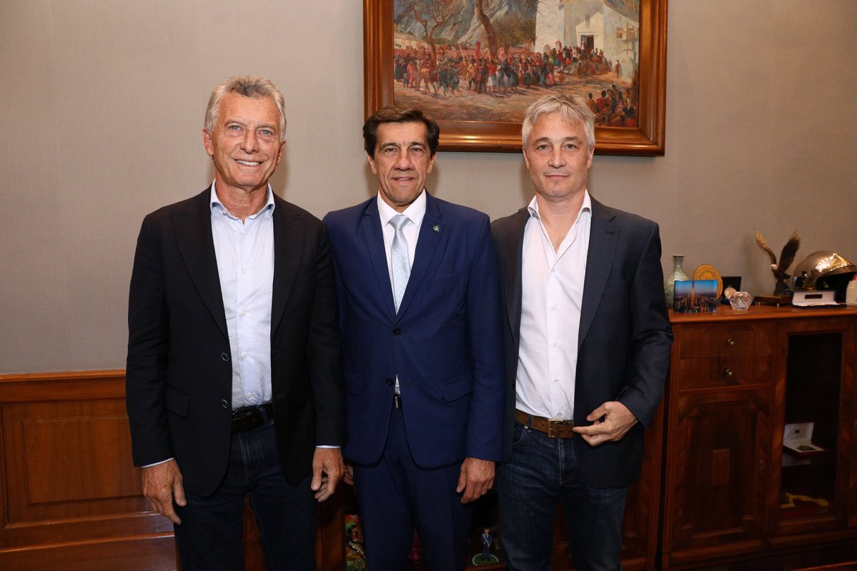 ezequielmauro's tweet photo. AHORA MACRI EN JUJUY: el expresidente @mauriciomacri con el gobernador @carlossadirjuy, de origen radical. La reunión se dio en la gobernación y se sumó @deAndreis. Más tarde habrá dos encuentros PRO y un acto en el marco del “Próximo paso” tour. Ampliaremos. https://t.co/WD3rmMFEGq