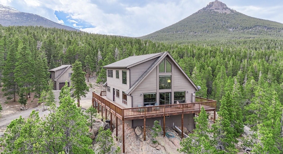 themountainmove's tweet photo. This home in Estes Park is one of a kind. 

• 2bed/3bath, 2,551 sq ft set on 5.31 acres. 
• The inside and exterior was completely remodeled in 2014, very little additional work needed. 
• Some of the best views of Longs Peak, Mount Meeker, And Twin Sisters you could imagine. 
• Wrap around deck with panoramic views of the mountains and space for a hot tub, grill etc. 

Price: $1.275m and dropping (would expect it goes closer to $1m in this market)

It’s only 17 minutes from downtown Estes Park, and another 10mins to the main entrance of Rocky Mountain National Park. 

Would you live here?