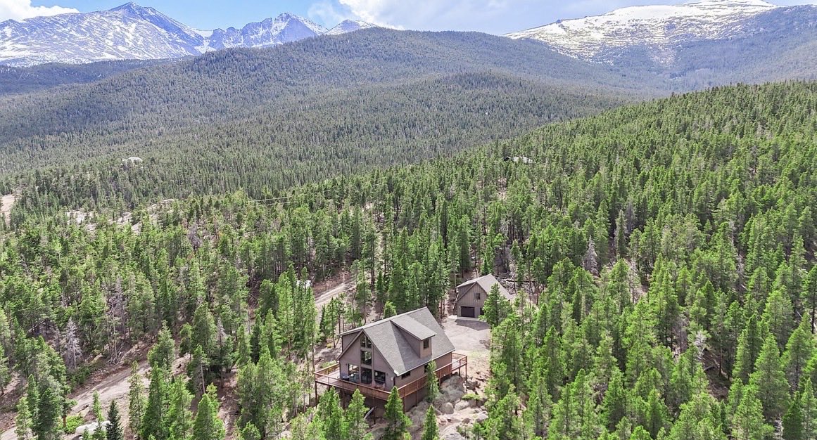 themountainmove's tweet photo. This home in Estes Park is one of a kind. 

• 2bed/3bath, 2,551 sq ft set on 5.31 acres. 
• The inside and exterior was completely remodeled in 2014, very little additional work needed. 
• Some of the best views of Longs Peak, Mount Meeker, And Twin Sisters you could imagine. 
• Wrap around deck with panoramic views of the mountains and space for a hot tub, grill etc. 

Price: $1.275m and dropping (would expect it goes closer to $1m in this market)

It’s only 17 minutes from downtown Estes Park, and another 10mins to the main entrance of Rocky Mountain National Park. 

Would you live here?