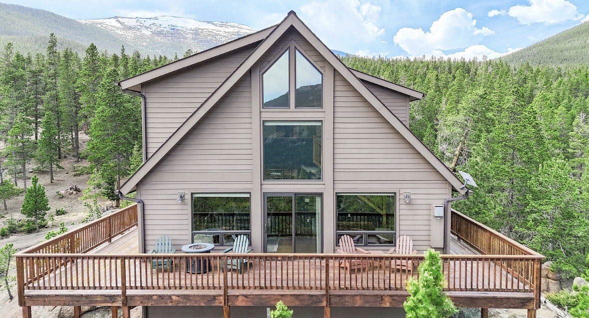 themountainmove's tweet photo. This home in Estes Park is one of a kind. 

• 2bed/3bath, 2,551 sq ft set on 5.31 acres. 
• The inside and exterior was completely remodeled in 2014, very little additional work needed. 
• Some of the best views of Longs Peak, Mount Meeker, And Twin Sisters you could imagine. 
• Wrap around deck with panoramic views of the mountains and space for a hot tub, grill etc. 

Price: $1.275m and dropping (would expect it goes closer to $1m in this market)

It’s only 17 minutes from downtown Estes Park, and another 10mins to the main entrance of Rocky Mountain National Park. 

Would you live here?
