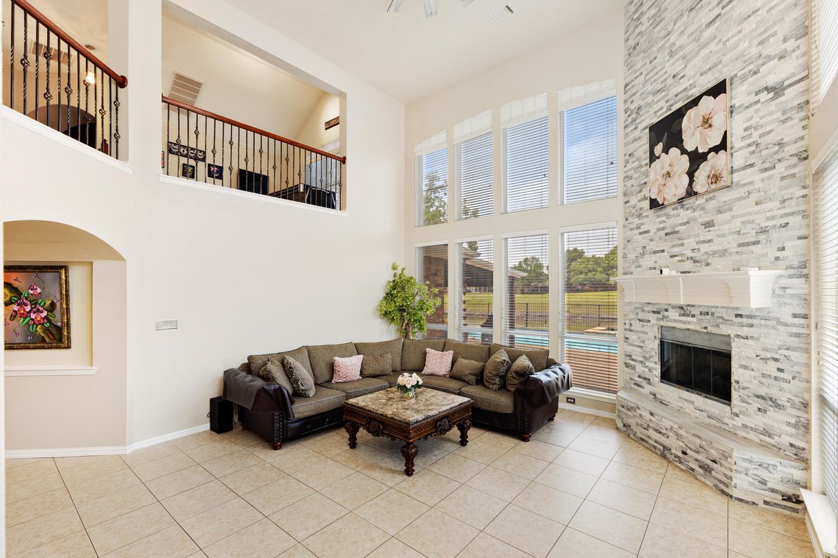 LesterPuyear's tweet photo. Matte black fixtures and warm wood floors are a perfect match. Dialed-in exposure keeps the backyard greenery vibrant through the glass without washing out the interior. Crisp lines, natural colors, zero glare. Let’s make your next listing stand out. https://t.co/F9GaoYtjwn