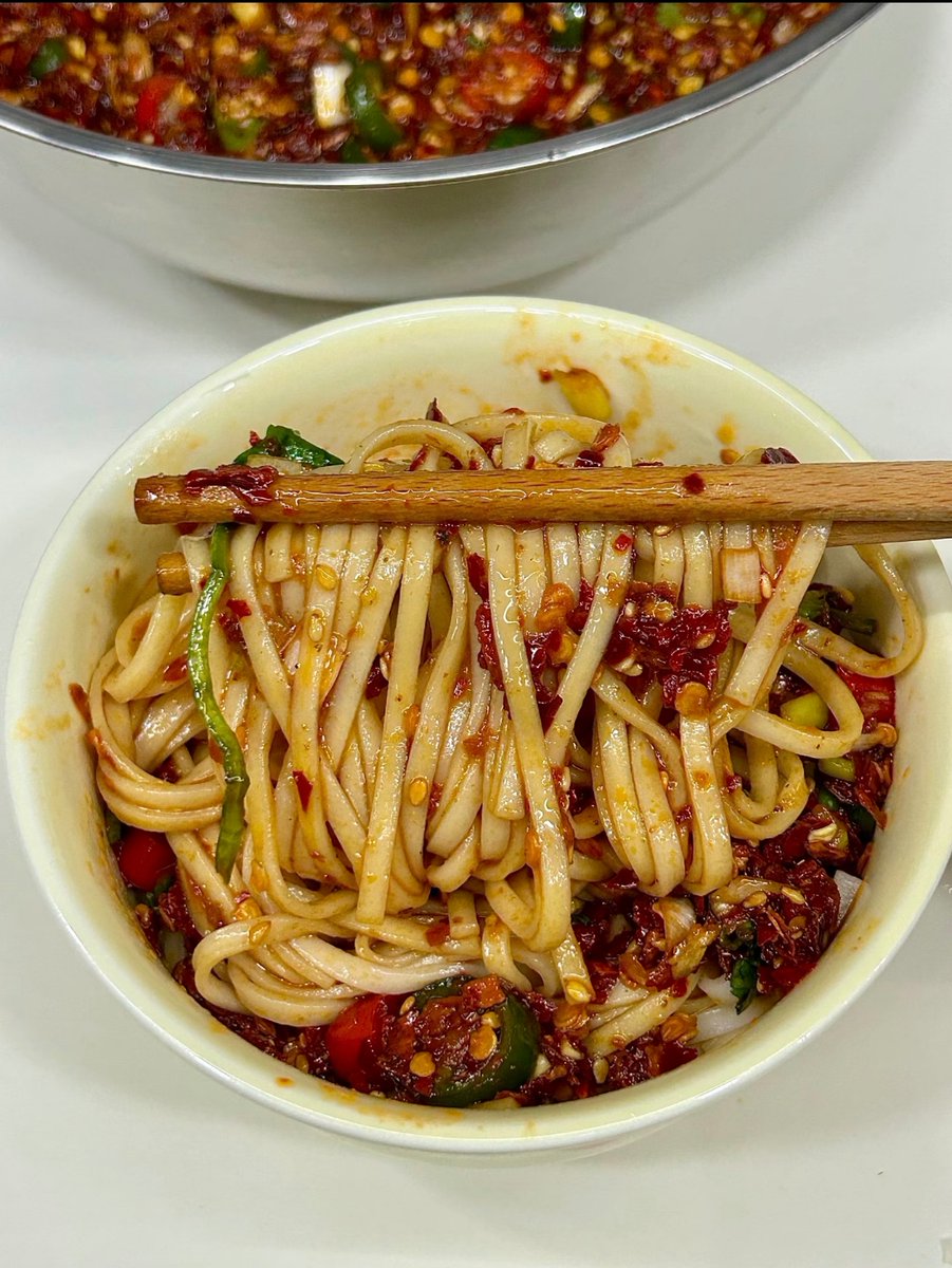 aellg837931v1's tweet photo. Chongqing locals say the classic snack is really “za gu you” – a must-try when visiting the mountain city! https://t.co/rsyNWvAIVS