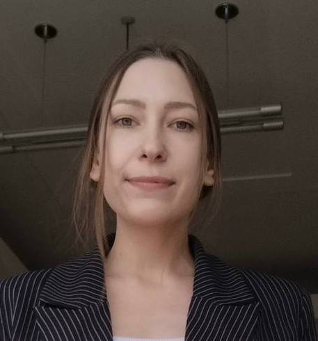 Sota_Vision's tweet photo. В Перми умерла политическая активистка и наблюдательница Дарья Дюкова, обнаружившая сейф-пакет со 100% бюллетеней за «Едину Россию»

Дарья Дюкова ушла из жизни 23 сентября, сообщает канал партии «Рассвет» в Пермском крае, где умершая была редактором канала.

В «Рассвете» рассказали, что Дюкова пришла в команду меньше года назад и занималась подготовкой документов, написанием и редактированием материалов, организацией мероприятий и подачей уведомлений о митингах. Она также выходила в одиночные пикеты и была наблюдателем на прошедших выборах.

«К сожалению, мы не смогли уберечь Дашу», — говорится в публикации «Рассвета».

Издание «Пермь 36,6» отмечает, что Дарья работала наблюдателем от КПРФ на прошедших выборах и обнаружила сейф-пакет, в котором все бюллетени были за «Единую Россию».

Фото: «Рассвет | Пермский край» / Telegram
