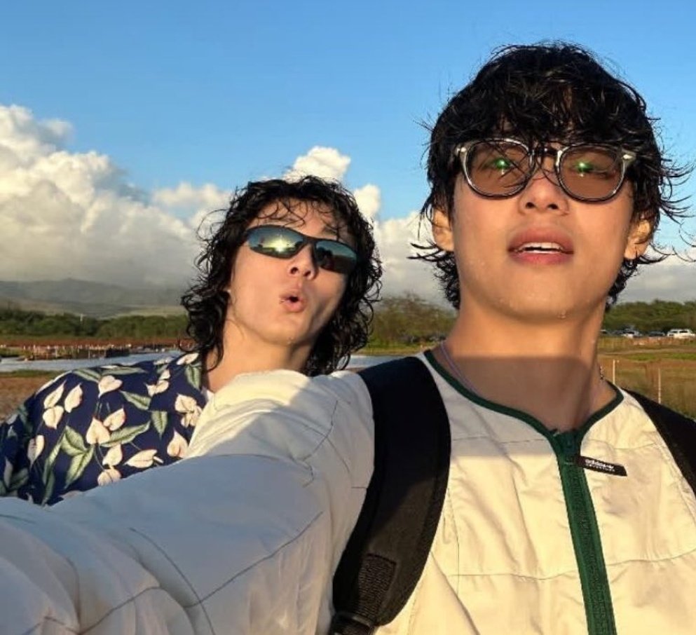 inthebizzle's tweet photo. sirf taehyung ozledim dedi diye ucaga atlayip taehyung'un yanina giden jungkookla, taehyung yayin acmak istedi diye instagram hesabini aciklayan jungkook'u ASAMIYORUM https://t.co/cmMWLuCbMB