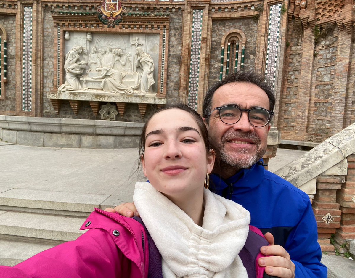 DrRodrigoLastra's tweet photo. Está joven que me acompaña cumple 18 y acaba de comenzar su camino por la profesión de cuidar a los demás. Ha empezado #enfermería. Y desborda tanta alegría y esperanza, que no puedes más que contagiarte a pesar de todo lo que está cayendo. 
Su padre no puede disimular el orgullo https://t.co/SPEXCcsEOb