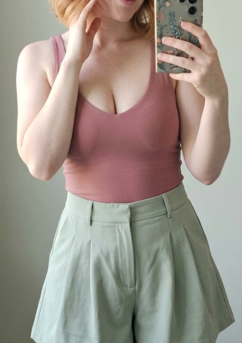 ErikahViolet's tweet photo. i look so innocent (im not) 🥰  #nsfwtwt https://t.co/hdrmJG60p3