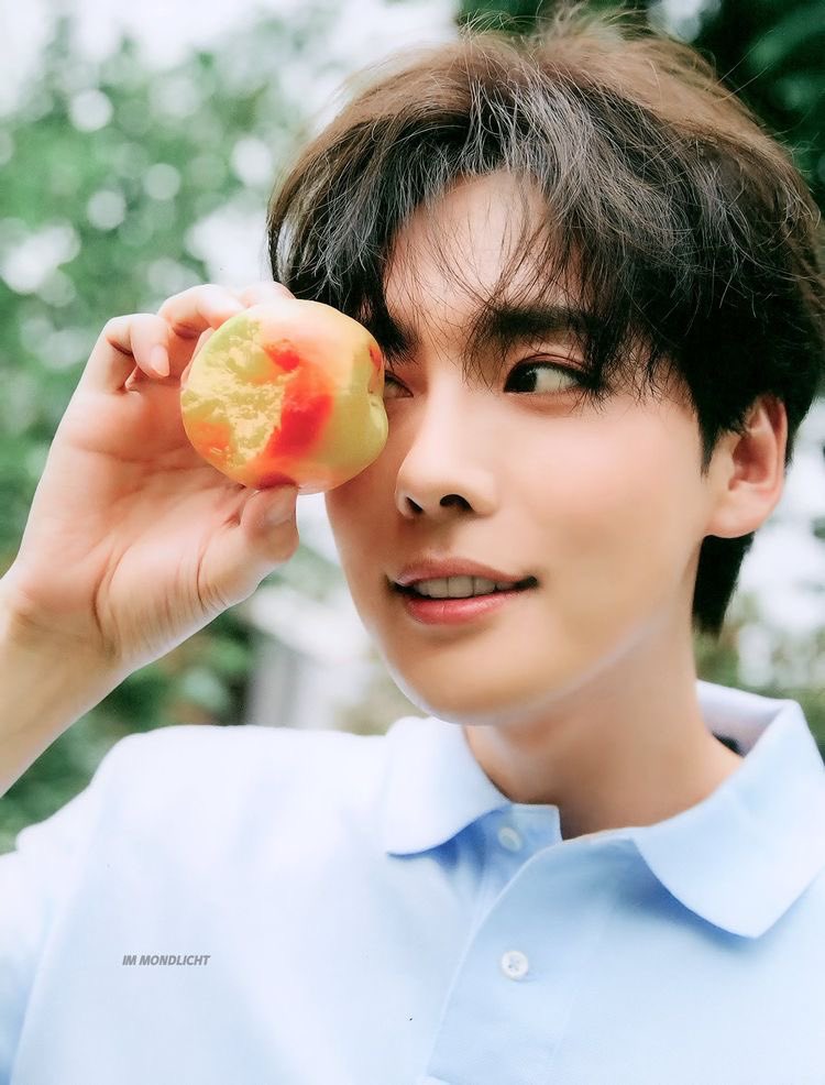 2vernhollis's tweet photo. happy birthday jinu!! fun fact ‘call anytime’ was my first physical copy of a kpop album that i ever bought and i still love how beautiful and unique that album is 

so stream call anytime and #jinusolo2026 or whatever and #Chapter35WithKimJinwoo https://t.co/mZoK4Iuqjz