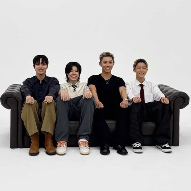 4sholilie's tweet photo. the way he's the shortest when sitting and the tallest when standing 😭 https://t.co/7YuHuGtaLb